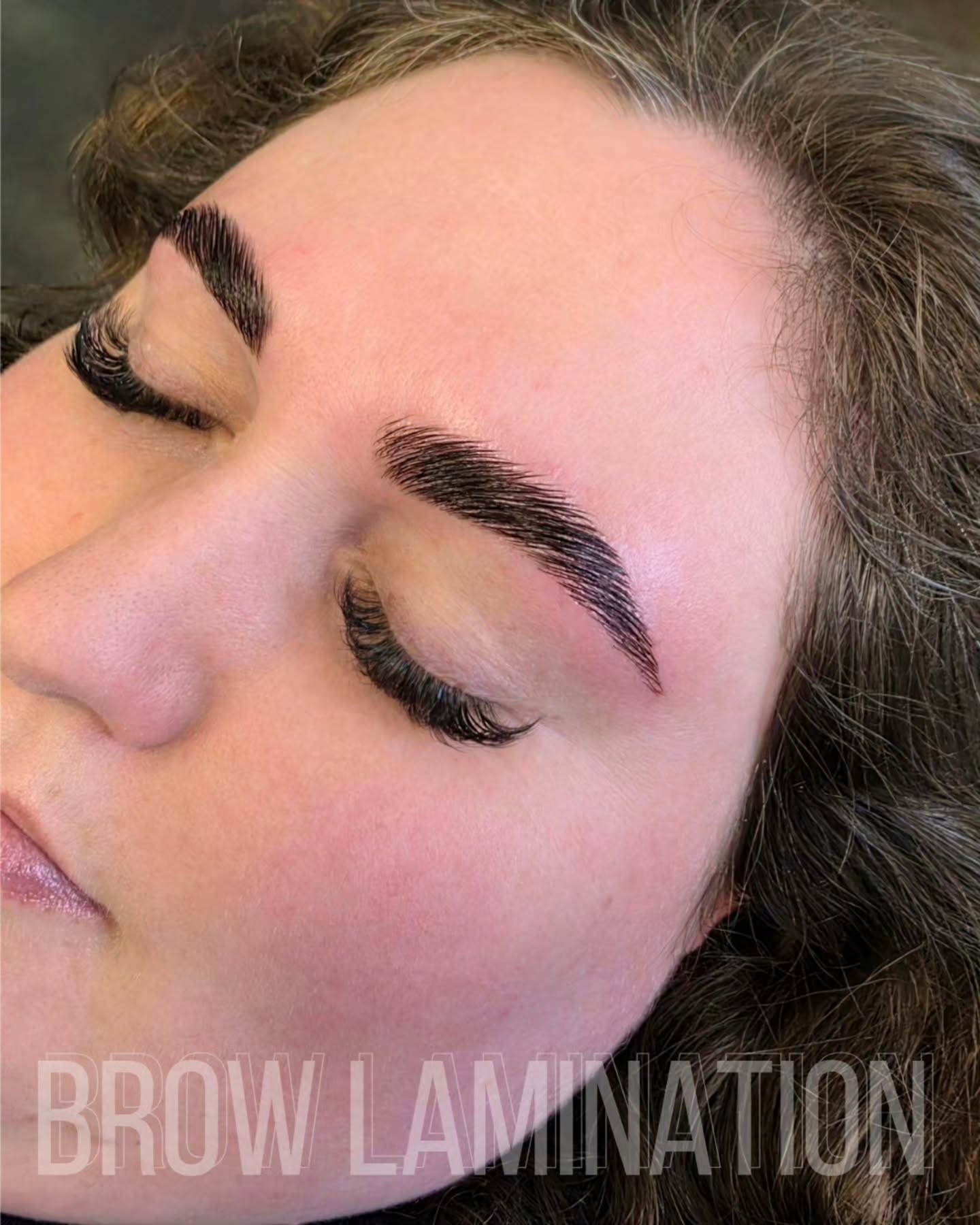 While we love a Brow Lami to fill in sparse brows, we also love one to make thicker brows fluffy ๐
Once these babies dry and the redness from waxing subsides, they will give that effortless sculpted look ๐
September is almost full, but there are a few more spots for a Brow Lami ๐ Link in bio