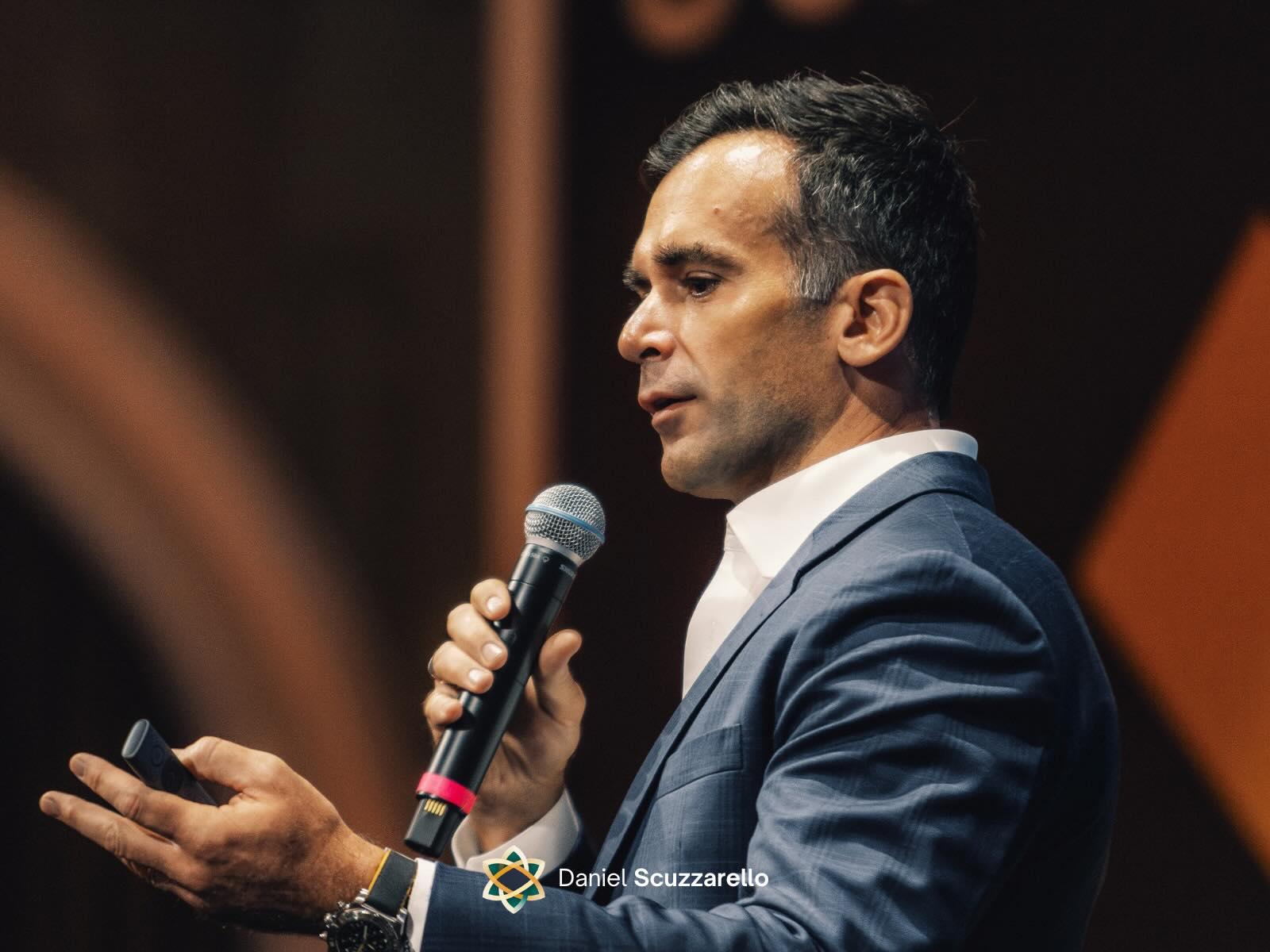 Tem uma foto que me pegou no meio de uma frase que eu nem sabia como ia terminar. É estranho subir num palco pra falar sobre liderança enquanto, por dentro, ainda estou decidindo o que eu realmente acredito sobre aquilo. A plateia vê alguém seguro segurando o microfone. Eu sinto alguém tentando não fugir da própria pergunta.
Talvez seja isso que a gente confunde com autoridade: não é ter a resposta pronta, é continuar falando mesmo sem ela. Quantas vezes a gente finge que já chegou, só porque parar no meio da frase pareceria fraqueza?
#mindset #lider #mentoria #breathwork #quantumflow