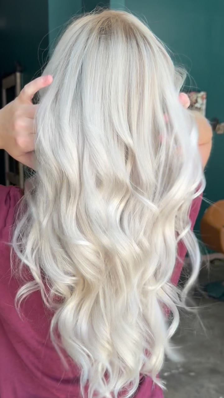 Taylor may have been gone for the last year but she definitely was still knocking out some beautiful blonde looks ❤️
Blonding isn’t one-size-fits-all…
•lived-in
•bold
•soft and subtle
Your blonde should match your vibe💁🏼♀️
#bhautesalon #colleyvilletx #colleyvillesalon #colleyvillehairstylist #dfwhairstylist
