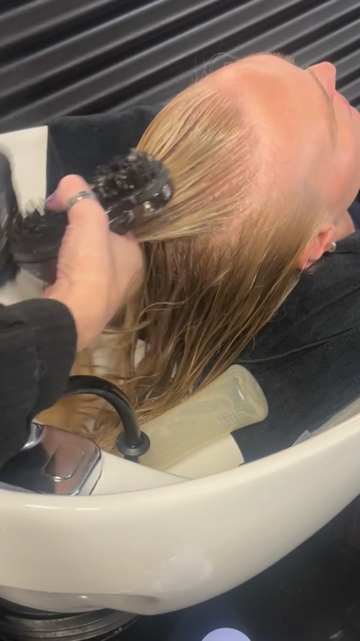 The most perfect Blonding and Glaze 🤍
Service provided by Fiona
#renosalon #renohairstylist #renohair #hairstylist
