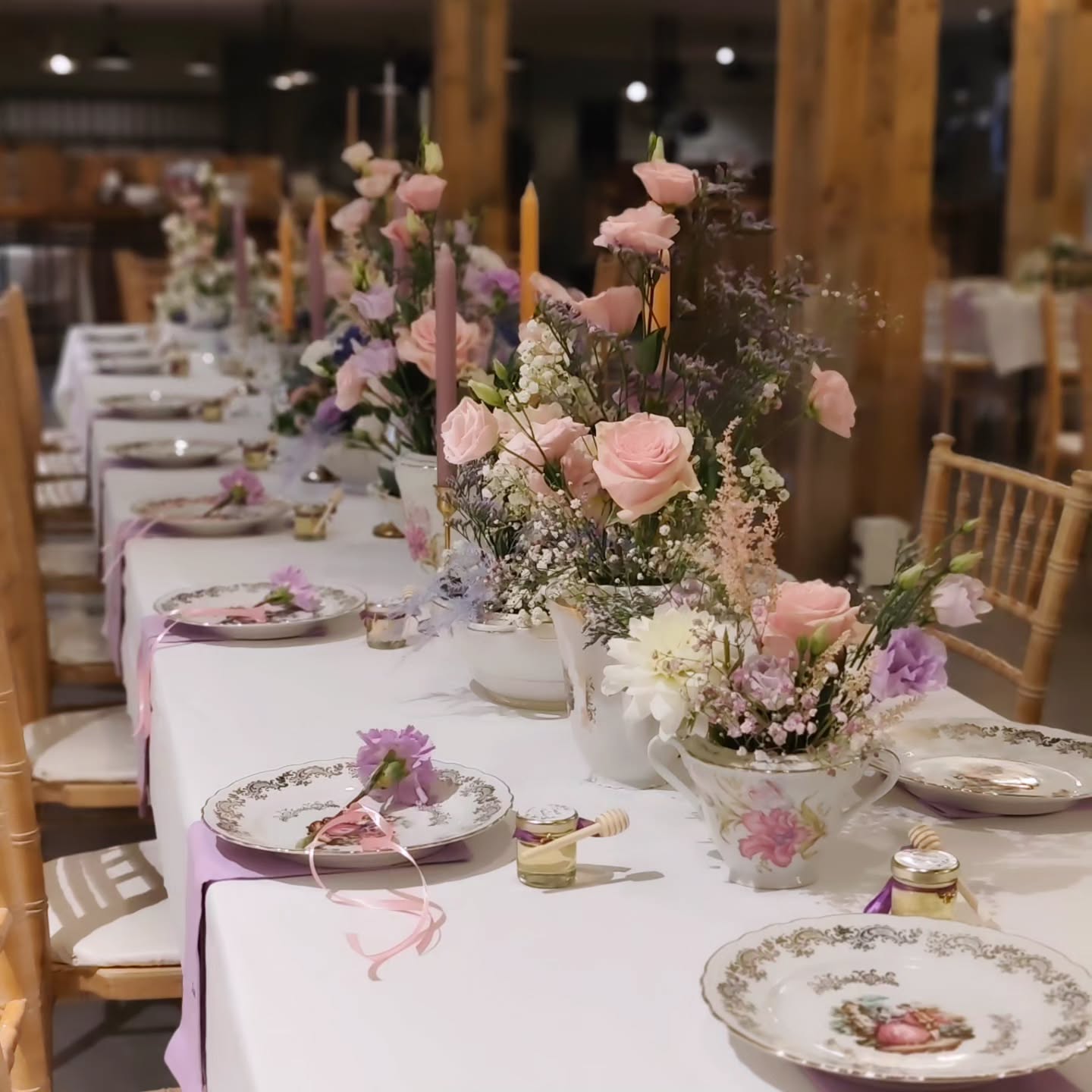 🩷 Wedding day du 22 août 🩷
La chronique continue… Épisode II
Très chers lecteurs,
Vous pensiez avoir tout vu de ce mariage digne de la haute société ?
Il semblerait pourtant que quelques secrets restent encore à dévoiler…
Après vous avoir ouvert les portes de cet univers inspiré de Bridgerton, place aux détails qui ont donné vie à cette journée.
Une profusion de fleurs dans des nuances de rose poudré, lilas, bleu et blanc, des compositions généreuses, une touche de verdure et cette élégance romantique que l'on retrouve jusque dans les moindres détails.
Parce qu'un décor de mariage ne se résume pas à quelques fleurs… il raconte une histoire, crée une atmosphère et accompagne les souvenirs qui resteront.
Voici donc la partie salle qui se dévoile
- Centres de table majestueux avec de superbes chandeliers
- Table des mariés digne d'un repas d'époque et une belle cascade de fleurs sur le devant pour sublimer les stars du jour
- Fleurissement du kiosque
- Bouquet de la mariée
Et entre nous… Lady Whistledown n'a certainement pas fini de vous révéler tous les secrets de cette journée.
Lady Whistledown vous donne prochainement rendez-vous pour le dernier chapitre : le film de cette journée, où vous découvrirez l'ensemble du décor.
Et dès que les photos du photographe me parviennent je vous montre tout
🩷🩷🩷🩷🩷🩷🩷🩷🩷🩷🩷🩷🩷🩷
#petalesdemotion
#lachapelledelatour
#fleuriste
#weddingflowers
#mariage2026