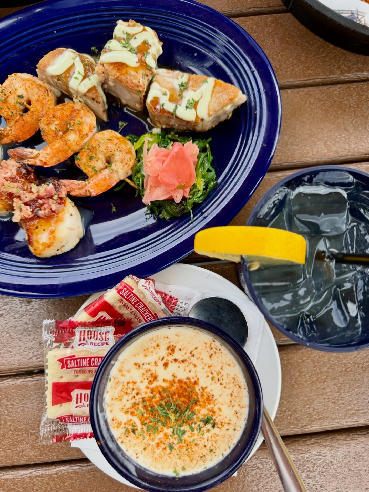 Rainy Sundays call for football at Reel Inn! 🏈🍻 Be here for kickoff, grab your favorites & watch the game with us!