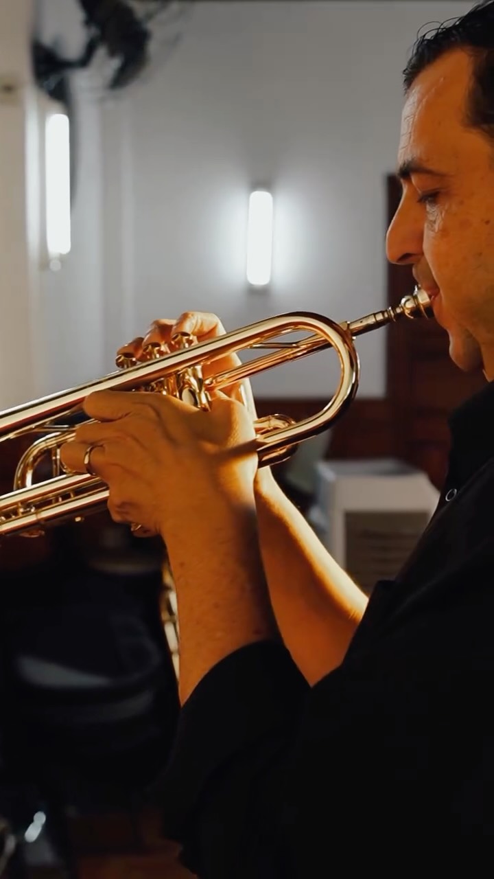 Há instrumentos que chamam atenção antes mesmo da primeira nota.
O Quasar Infinity em Dó combina construção refinada, precisão e uma presença sonora pensada para músicos que exigem mais do instrumento.
Cada detalhe faz parte da experiência.
Conheça o Quasar Infinity na Roriz.
#Roriz #QuasarInfinity #Trompete #Trompetista #InstrumentosMusicais