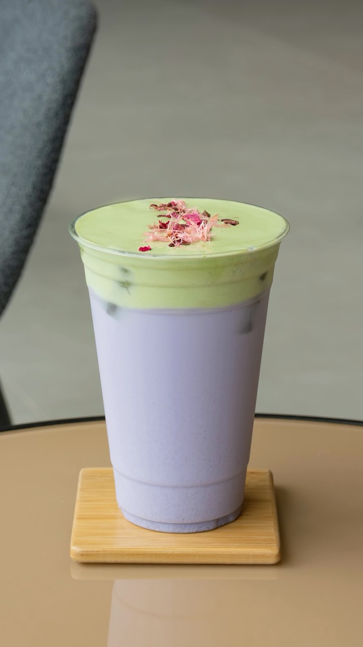 💜 Taro Matcha Cloud 🍵✨
A dream in a glass! Sweet, nutty taro milk tea meets a velvety, vibrant green matcha crema top. Finished with delicate dried rose petals, this stunning layered drink tastes just as amazing as it looks!
📝 【Ingredients】
For the Matcha Crema:
- Matcha Crema Powder: 50g
- Cold Water: 200 ml
For the Taro Base:
- Premium Taro Powder: 33g
- Non-Dairy Creamer: 22g
- Fructose: 0.5 oz
- Hot Water: 200 ml
- Ice Cubes: As needed
For Garnish:
- Food-Grade Dried Rose Petals
👩🍳 【Step-by-Step Instructions】
1. Whip the Matcha Crema: Mix 50g of Matcha Crema Powder with 200ml of cold water. Whip until smooth and thick. Set aside.
2. Make the Taro Base: In a shaker, dissolve 33g of Premium Taro Powder, 22g Non-Dairy Creamer, and 0.5 oz fructose in 200ml of hot water.
3. Chill: Fill the shaker with ice and shake well until perfectly chilled.
4. Layer & Top: Pour the taro milk tea into your serving cup. Gently float the whipped Matcha Crema on top to form a cloud layer.
5. Garnish & Serve: Sprinkle with edible dried rose petals. Take a photo, sip, and enjoy!