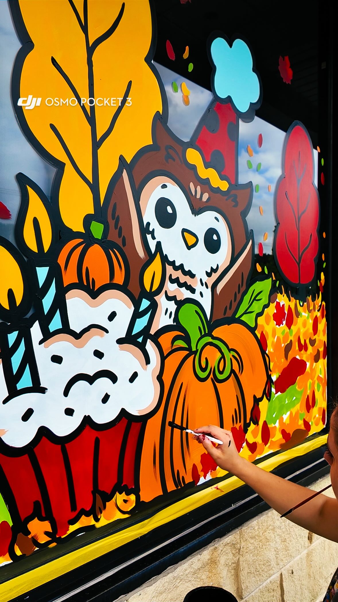 It’s never too early for pumpkins 🎃 @kraftyhands_smithtown
•
•
•
#windowpainting #windowartist #halloweenwindows #longislandwindowartist #fallwindows
Hand painted windows | Long Island window art