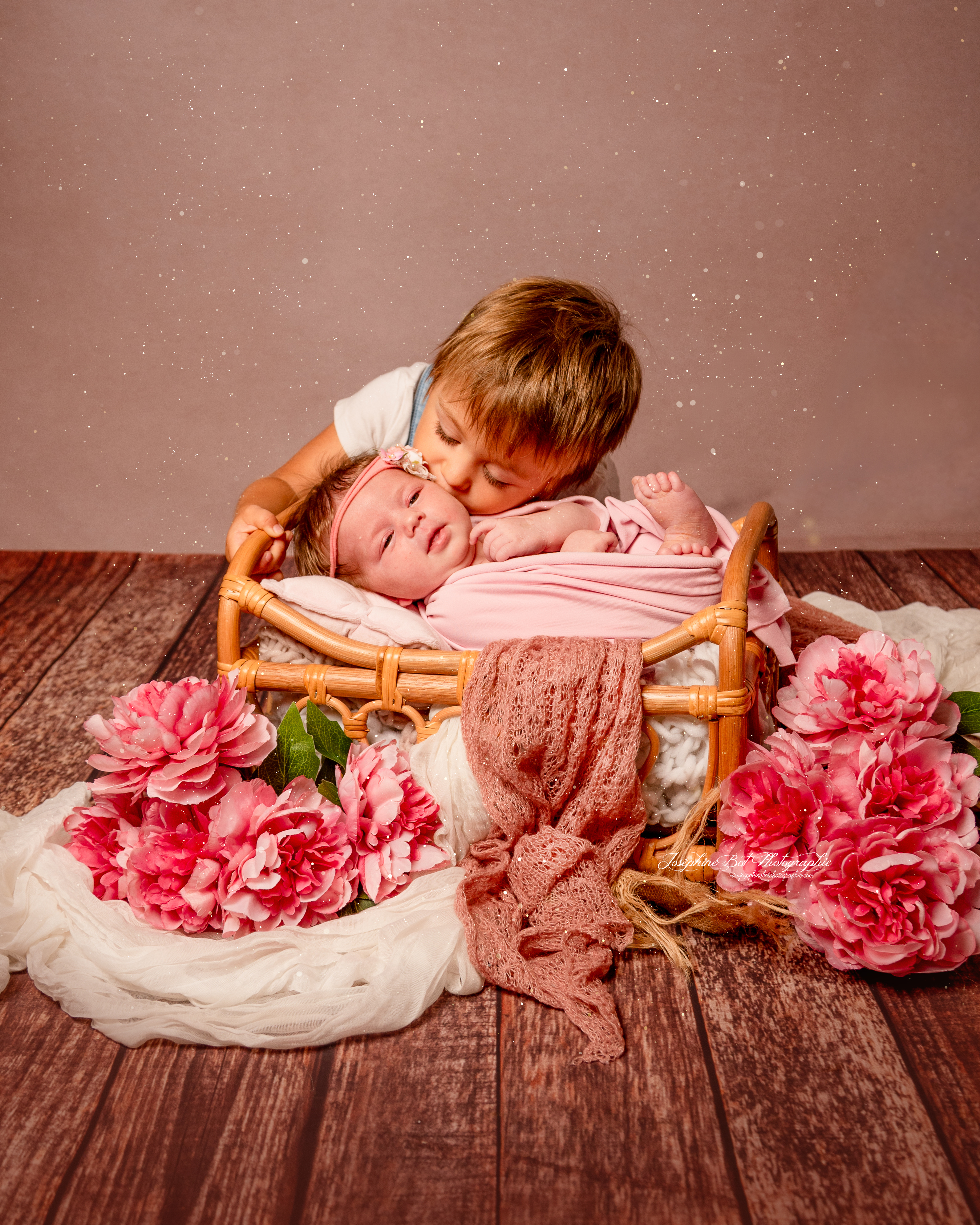 ✨ Des souvenirs qui racontent une histoire… ✨
Il y a des images qui deviennent bien plus que de simples photographies.
Elles capturent un regard, une tendresse, un lien entre deux êtres… et nous permettent, des années plus tard, de revivre l’émotion de cet instant. 🤍
Cette jolie séance naissance est une petite parenthèse remplie de douceur, où chaque détail a été imaginé pour mettre en valeur ces premiers instants si précieux. 🌸
📷 Photographe spécialisée dans les séances grossesse, naissance & famille
Je vous accompagne pour créer des souvenirs intemporels, délicats et uniques, à conserver précieusement au fil des années.
N’hésitez pas à me contacter via mon site internet: www.josephinebotphotographie.com pour découvrir mes formules et réserver votre séance 📸✨
#photographebebe #photographenaissance #photographefamille #photographematernite #photographeariege #photographiefamille #newbornphotography #newbornphotographer #photographeprofessionnel