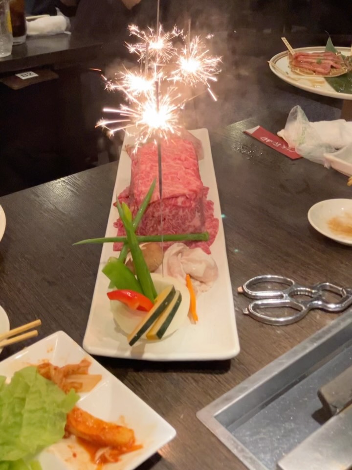 こんばんは!
おうちde看護です。
少し前ですが、お久しぶりのおうちde焼肉会。
どうしても肉が食べたくなります…
管理者の誕生日も近かったので、
肉ケーキと花束を添えてお祝いもしました!
花束も何色が良いか、みんなで考えて、
アクティブで、明るく元気な管理者のイメージで✨
ご本人は、物忘れがひどくなってきた、なんて言っていましたが、
いつも色々とスタッフみんなの事を気にかけてくださり、ありがとうございます🙏
やっぱり、みんなで囲んで食べる焼肉は最高でした!
たまにゆーっくり話すのも楽しいですね👍
ごちそうさまでした😋
#おうちde看護
#札幌市手稲区
#訪問看護
#訪問リハビリ
#おうちde焼肉会