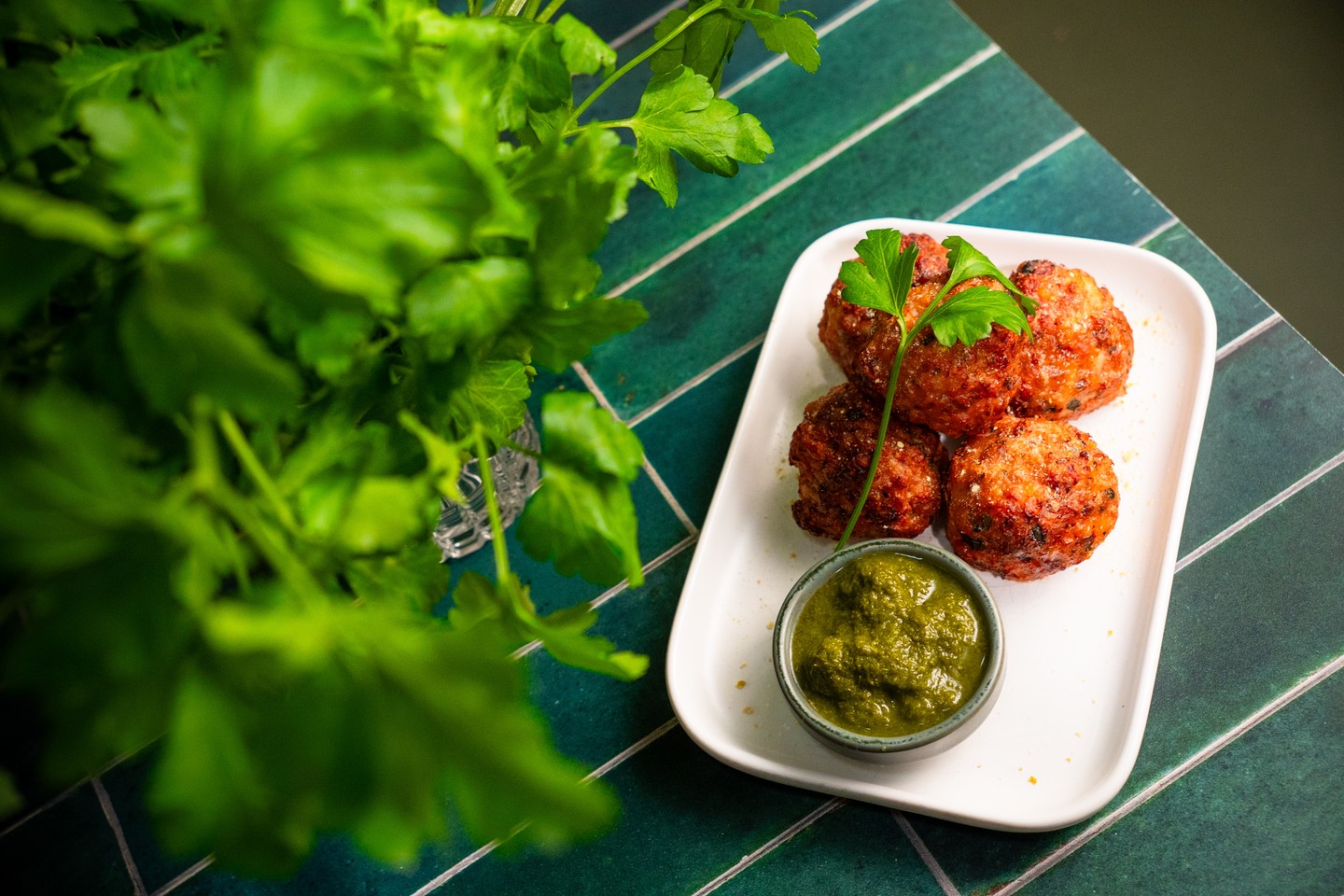Chicken and chipotle meatballs, coriander, jalapeño verde. The chipotle goes into the meatball and brings smoke and a slow heat; the jalapeño verde alongside is fresh and sharp and cuts right through it. Part of the tapas menu, available any time the bar is open.
Chicken supplied by our friends at @blackforestmeats
#woodendcellarandbar #macedonranges #macedonrangestapas #woodend #woodendfood