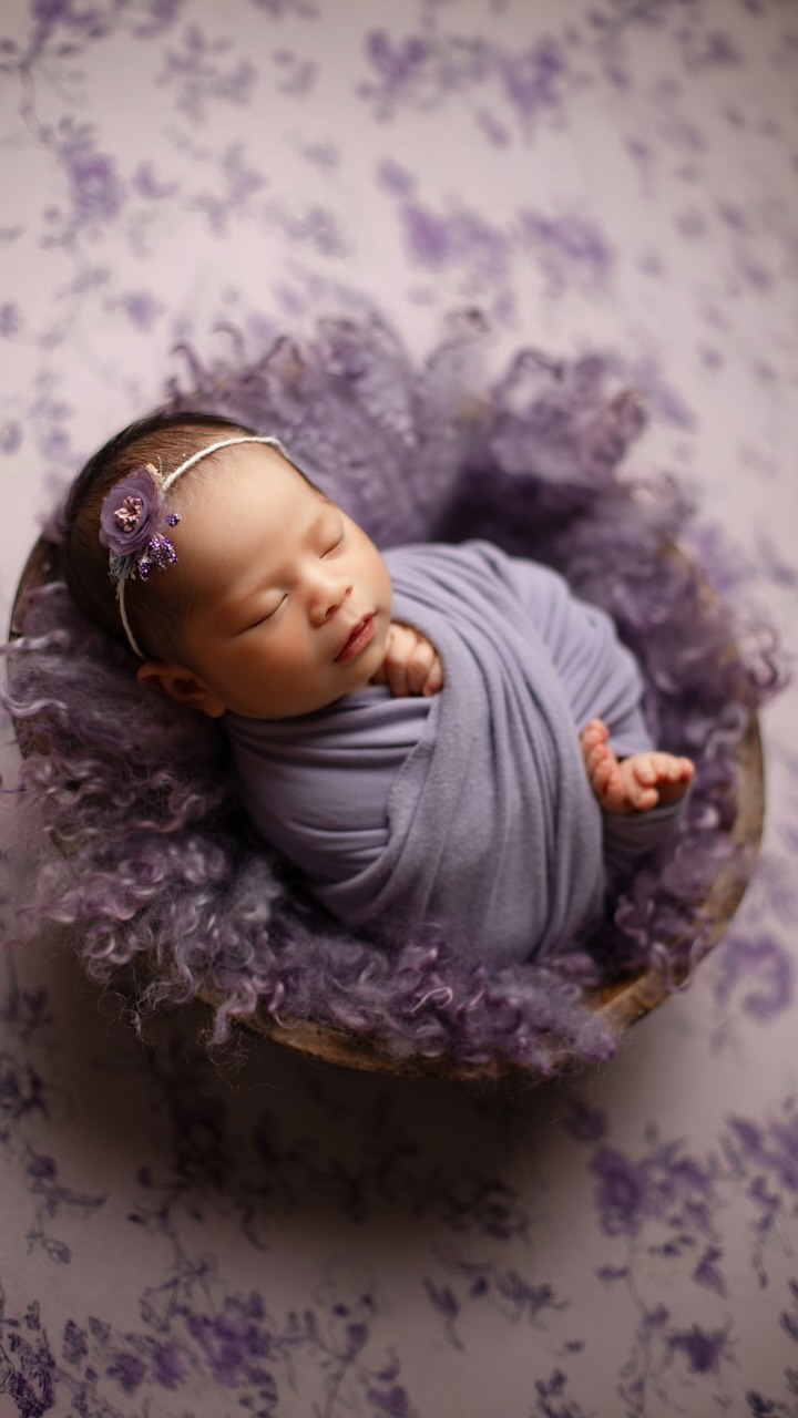 āBut what if my baby cries the whole time?ā š„ŗš¤
I hear this ALL the time from parents before their newborn session. And I completely understandāyouāre bringing me your brand-new, tiny baby and hoping everything goes smoothly!
But hereās my little secretā¦
Iām a baby whisperer. šš¶š»āØ
After years of working with newborns, Iāve learned how to read their cues, soothe them, wrap them, rock them, and help them feel safe and comfortable.
And honestly? I have yet to meet a baby I couldnāt calm down. š¤
That doesnāt mean babies never cry. Of course they do! Theyāre babies! š They might need to eat, have a diaper change, be held, or just need a little extra time.
We never rush them. We take breaks, give lots of cuddles, and let baby lead the session.
And one of my favorite things is seeing parents at the end of the session. They leave happy, proud, relievedāand usually a little surprised that their baby did SO well! š„¹
So if youāre worried that your baby might be āthe baby who wonāt cooperate,ā donāt stress.
You bring the baby. Iāll bring the baby whisperer skills. šš¤šø
#losgatosnewbornphotographer #bayareanewbornphotographer #sanjosenewbornphotographer #sunnyvalenewbornphotographer #mountainviewnewbornphotographer