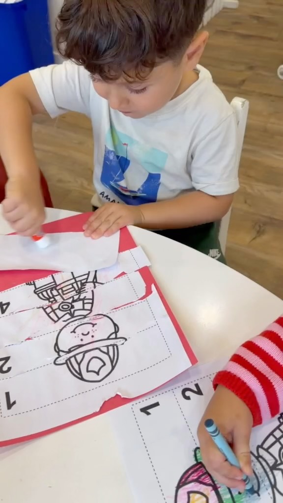 🍎 Apprendre en septembre à l’ADE
En septembre, nos enfants découvrent leur nouvelle routine, leur environnement et leur communauté. ❤️
À travers des activités sur les métiers et les personnes qui nous aident dans notre communauté, les enfants développent également plusieurs habiletés importantes : reconnaissance et séquence des chiffres, motricité fine, coordination œil-main, concentration et préparation à l’écriture. 🚒🖍️🔢
À l’ADE, chaque activité est une occasion d’apprendre, d’explorer et de développer de nouvelles compétences de façon amusante et adaptée à l’âge de l’enfant. ✨
Avec votre enfant : pouvez-vous nommer quelques personnes qui nous aident dans notre communauté? 💭
—
September Learning at ADE 🍎
September is a time for children to discover their new routines, environment and community. ❤️
Through activities exploring community helpers, children are also developing important skills including number recognition and sequencing, fine motor control, hand-eye coordination, concentration and early writing readiness. 🚒🖍️🔢
At ADE, every activity is an opportunity to learn, explore and build new skills in a fun and developmentally appropriate way. ✨
Ask your child: Can you name some of the people who help us in our community? 💭