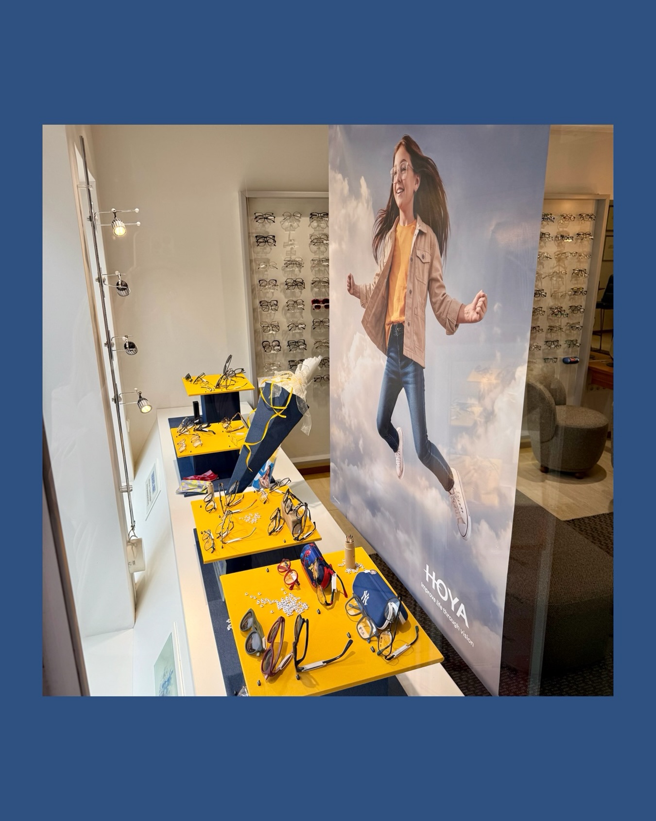 SCHULANFANG ✏️ neues Schaufenster @optikaugenblick
.
💙💛
.
Jetzt jederzeit zum kurzen Augencheck vorbeikommen 👀.
.
#donauwoerth #optikerausleidenschaft #schulstart #brille