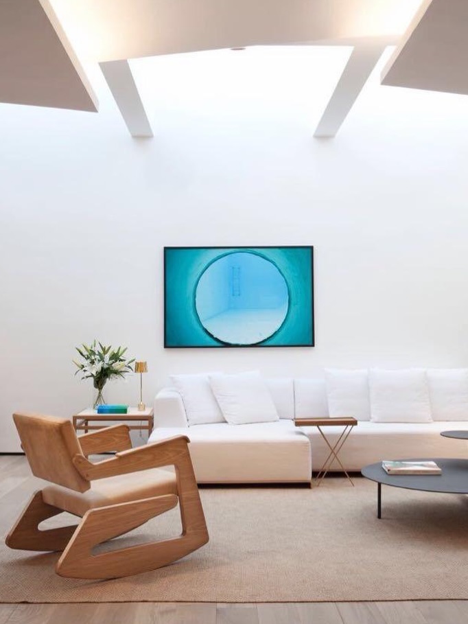 O trabalho de Maritza Caneca mantém uma relação próxima com a arquitetura. Piscinas, azulejos, linhas e reflexos aparecem em suas imagens a partir de um olhar atento à geometria, à escala e à construção do espaço.
Reunimos aqui obras da artista em cinco projetos de arquitetura distintos. Em cada um deles, a relação entre obra e espaço ganha uma configuração diferente.
Obras @maritzacaneca
Projetos:
1. Lia Siqueira @liasiqueiradesign
2. Bernardes Arquitetura @bernardesarq
3. Richard Wagner @richardwag
4. Paola Ribeiro Interiores @paolaribeirointeriores
5. Eric Figueira de Mello @erickfdemello
•
Maritza Caneca’s work has a close relationship with architecture. Swimming pools, tiles, lines and reflections appear throughout her images, shaped by a keen attention to geometry, scale and the construction of space.
Here, we bring together works by the artist across five different architectural projects. In each one, the relationship between the work and its surroundings takes on a different configuration.
Artworks @maritzacaneca
Projects:
1. Lia Siqueira @liasiqueiradesign
2. Bernardes Arquitetura @bernardesarq
3. Richard Wagner @richardwag
4. Paola Ribeiro Interiores @paolaribeirointeriores
5. Erick Figueira de Mello @erickfdemello
•
Le travail de Maritza Caneca entretient une relation étroite avec l’architecture. Piscines, carreaux, lignes et reflets apparaissent dans ses images, à travers un regard attentif à la géométrie, à l’échelle et à la construction de l’espace.
Nous réunissons ici des œuvres de l’artiste dans cinq projets architecturaux différents. Dans chacun d’eux, la relation entre l’œuvre et l’espace prend une configuration différente.
Œuvres @maritzacaneca
Projets :
1. Lia Siqueira @liasiqueiradesign
2. Bernardes Arquitetura @bernardesarq
3. Richard Wagner @richardwag
4. Paola Ribeiro Interiores @paolaribeirointeriores
5. Erick Figueira de Mello @erickfdemello