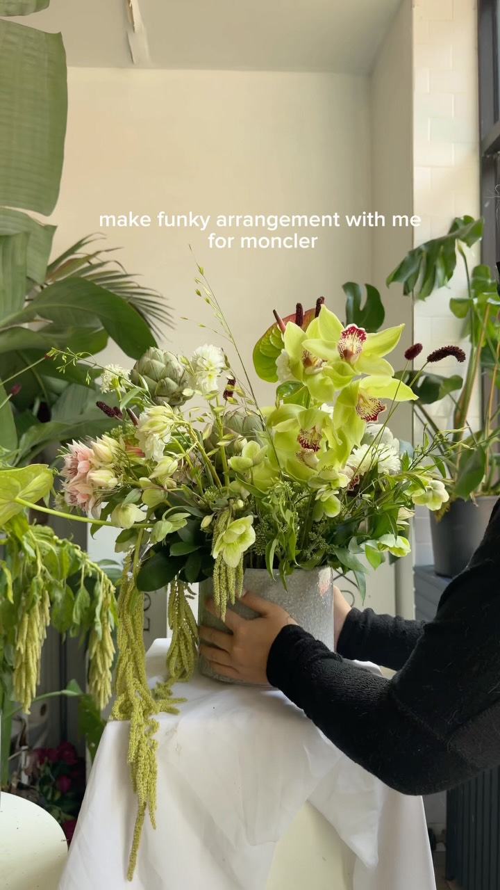 Making a funky artichoke farmers market inspired flower arrangement and delivery for @moncler
The flowers I’ve used are listed in the video!
#nycflorist #luxluf #floraldesign #nycflowers #luxuryflowers