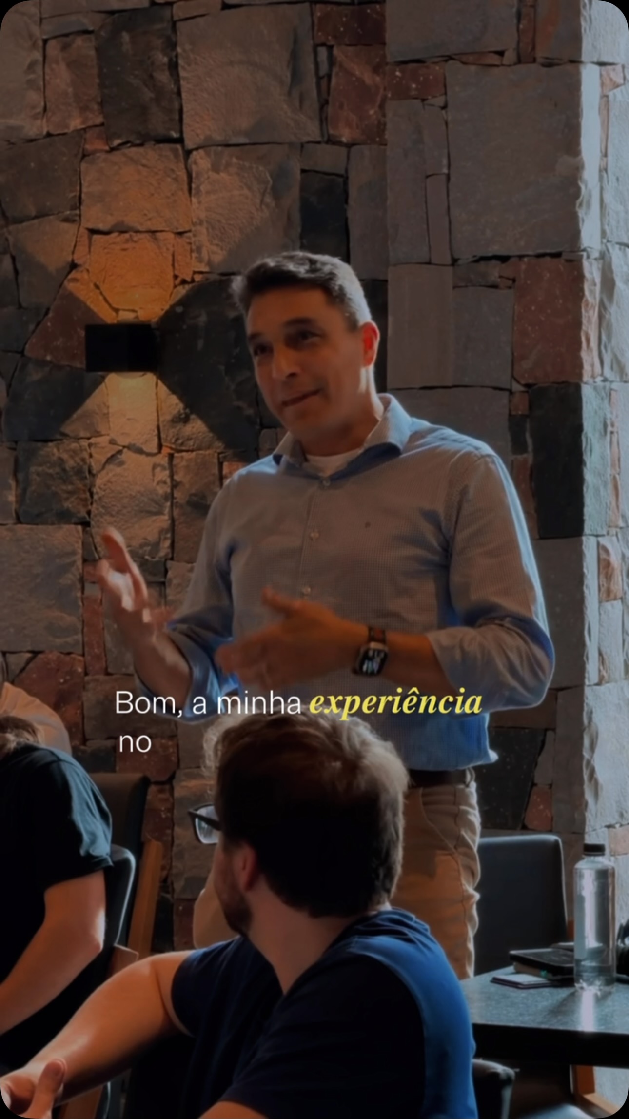 Quando foi a última vez que você saiu da rotina da empresa para olhar o próprio negócio de fora?
Em meio às decisões do dia a dia, reservar um espaço para ampliar repertório, trocar experiências e revisitar a forma de liderar se torna uma oportunidade de oxigenar o olhar sobre a empresa e sobre os caminhos que ela pode seguir. É esse movimento que o Executive Program propõe a empresários, executivos e sucessores.
Em uma mesma turma convivem pessoas com trajetórias e momentos diferentes, o que transforma a sala de aula em um verdadeiro encontro entre gerações. Há quem viva essa jornada ao lado do próprio pai, abrindo espaço para o diálogo sobre continuidade e legado, e há quem encontre na convivência com empreendedores mais experientes a chance de absorver vivências que nenhum livro traz.
O programa é estruturado em 9 módulos de 12 horas, com aulas quinzenais, enfoque prático e uso de casos orientados para a superação de desafios. Em cada módulo, os participantes contam com um docente das principais escolas de negócios do país e com um a dois convidados de mercado com experiência C-level, que aprofundam as discussões a partir de quem vive o que ensina. A jornada inclui ainda a aplicação da ferramenta MBTI, com devolutiva individual.
Tudo isso dentro de uma comunidade que já reúne mais de 150 empresas participantes e que acredita no conhecimento como ferramenta para tomar decisões mais conscientes.
As inscrições para o Executive Program estão abertas. Saiba mais no link da bio!
#executiveprogram #liderança #estratégia #sucessão #legado