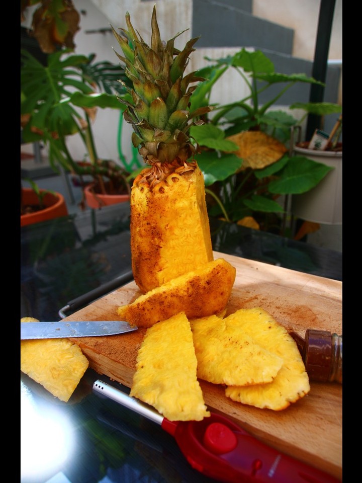 Caramelized Cinnamon Pineapple – Brazilian Steakhouse Style (No Grill Needed)
Some memories taste like sunshine – mine is a ripe pineapple on Mallorca. The fruit there was simply sweeter and more aromatic than anything from a supermarket back home, thanks to the intense southern sun. I started buying a fresh pineapple every week, letting it ripen for a few days, and eating it just as it was – until I had the idea to pair it with cinnamon. Cinnamon visibly tempers pineapple's natural fruit sugar, so it never spikes your blood sugar, while making the fruit taste even more aromatic. Caramelized cinnamon pineapple brings that holiday feeling straight back – perfect for the last warm evenings of late summer, no grill required, straight from the pan.
#foodforflexitarians #Flexitarian