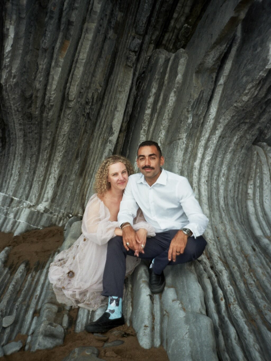 Un adelanto del elopement de esta hermosa pareja en el País Vasco. Aunque tenemos todo el reportaje en digital, quería empezar mostrando estas fotos hechas con cámara analógica 🎞️. Me encanta la oportunidad de hacer fotos en analógico; el grano, la luz y la nostalgia te dan un feeling totalmente diferente y mágico que no se puede replicar. ¡Un pequeño vistazo de lo que está por venir! 🤍👰♀️🤵
…
#ZumaiaElipement #PaisVasco #BasqueCountry #BasqueCountryWedding #flyschZumaia