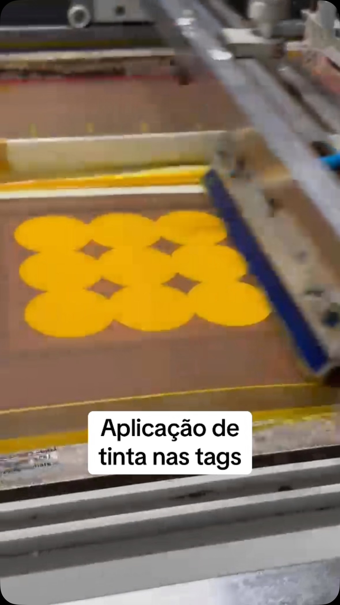 Maus um trabalho concluído, aplicação de tinta.