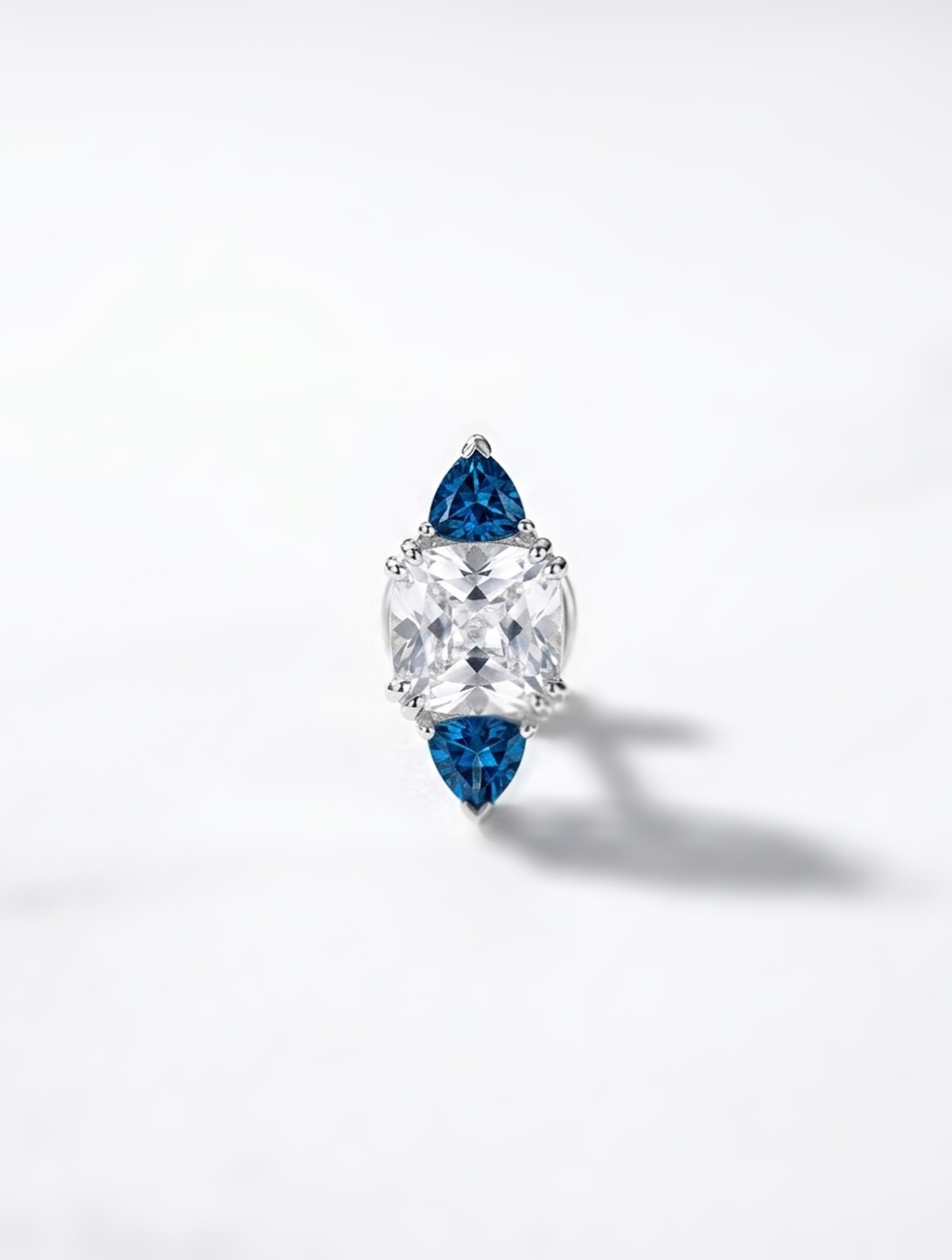A cushion cut quartz and two trillion cut London Blue Topaz stones define the symmetrical architecture of this elegant men’s brooch.
#mkfinejewelry #bespokejewelry #custommadejewelry #mensjewelry #brooch