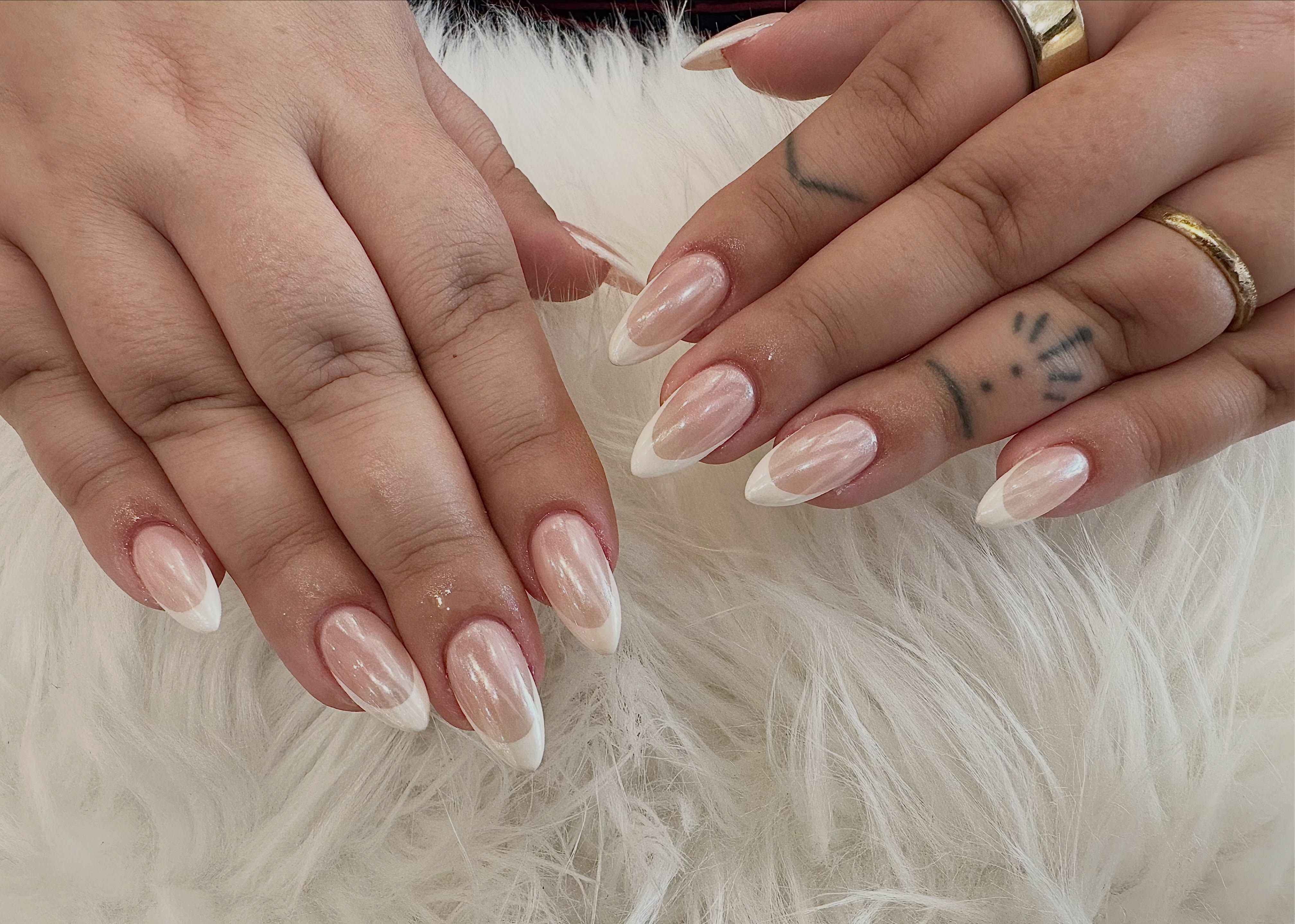 Gelx full-set French with chrome by Mi. Fresh nails, fresh start
New set, new vibe, new energy.
Treat yourself to a fresh nail start!