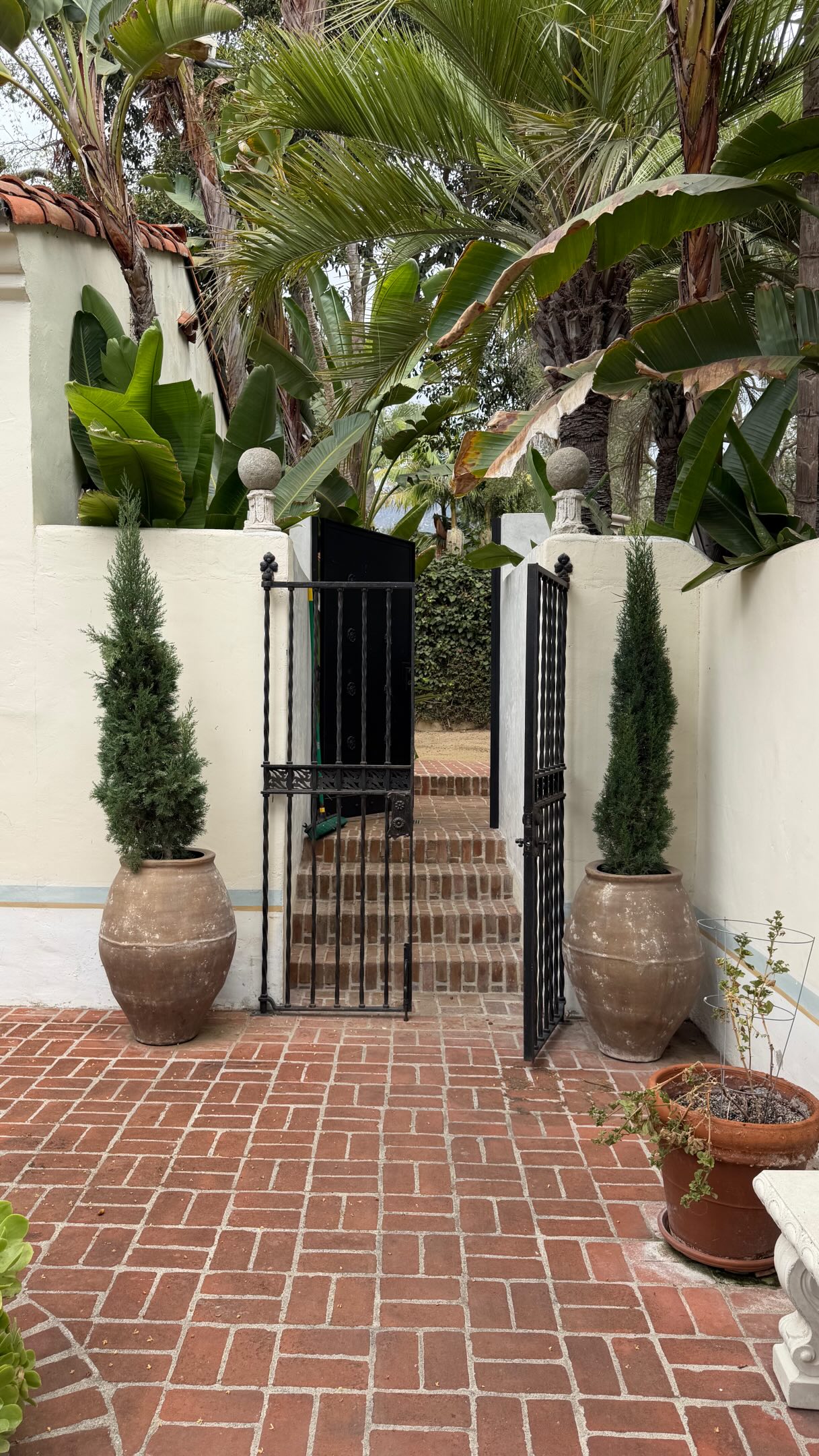 💃🏻 Gorgeous 1920s Spanish-style estate in Montecito, CA. This historic Spanish beauty, known as Ravenscroft, was desgiend by famed architect George Washington Smith. The home offers 8 bedrooms, 9 baths, a pool, tennis court, and a guest house.
🛌 8 Beds, 🛁 9 Baths, 🏊♂️Pool
Offered at 💲29,950,000
📍Located in Montecito, CA
▪️ Looking to purchase or sell? DM me so we can connect!
(805) 455-9066
💌 Josh@JoshRamirez.com
Listed by: Ron Brand, Compass / Risking Partners, Village Properties