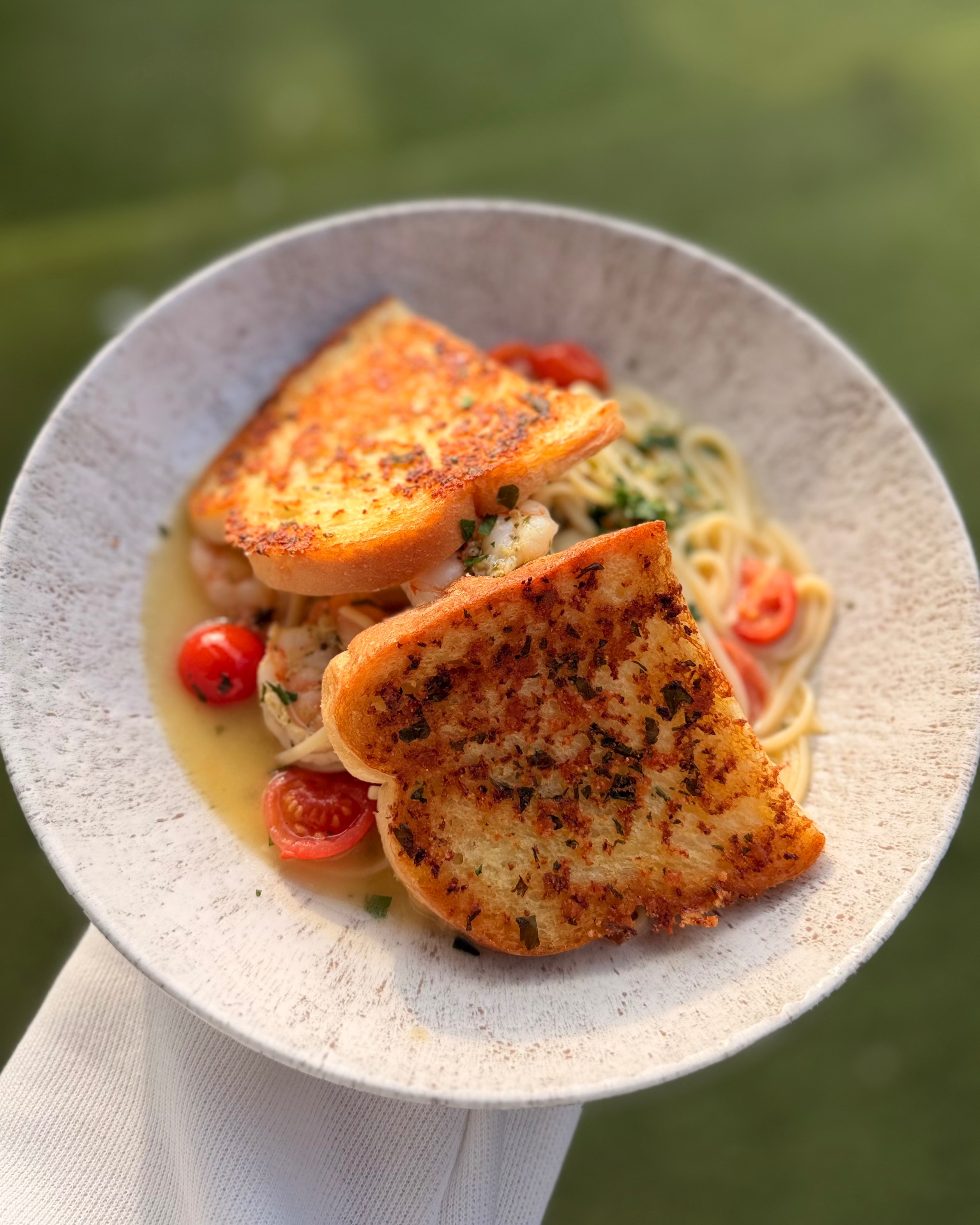 Our Shrimp Scampi features sautΓ©ed Cherry Tomatoes & Shrimp tossed with Fresh Linguine in a rich Lemon & White-Wine Butter Sauce π€
Call us at 781 400 5927 for takeout & reservations! π²