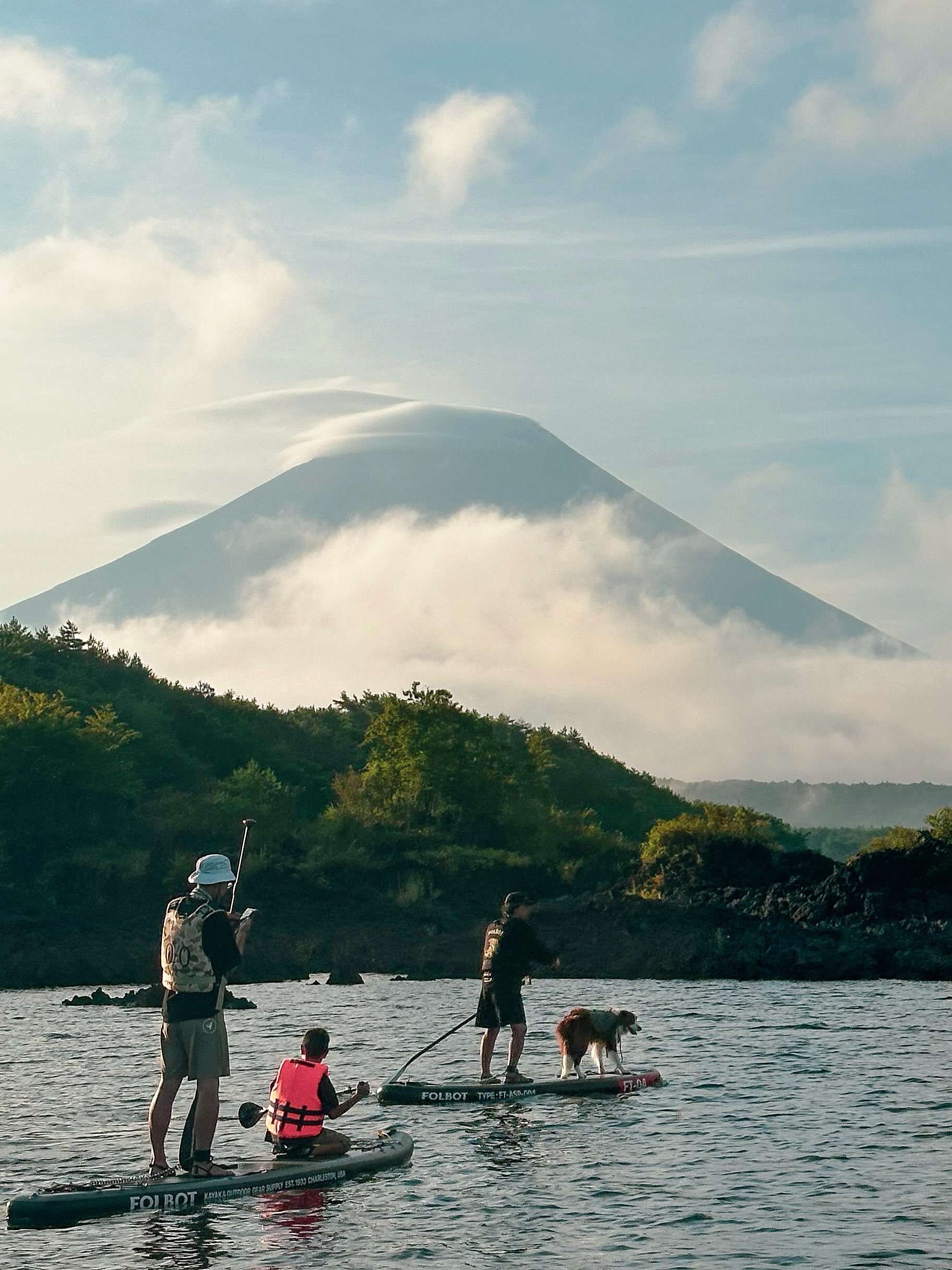 🚐🇯🇵 A Different Kind of Japanese Summer
Our summer trip in Japan turned into an experience we never expected.
We drove our Roam & Roll Campervan from Tokyo to Lake Motosu, where we joined the FOLBOT OWNERS Meeting 2026 a weekend surrounded by SUP, kayaking, camping, sauna, music, and Japan’s beautiful summer outdoors.
A big thank you to @robin_outdoor_base for introducing us to this community and joining us on the trip. It was such a great way to discover a different side of Japan not just visiting places, but actually meeting and spending time with local Japanese outdoor enthusiasts.
From paddling on the lake and cooking at the campsite to relaxing in the sauna and sleeping in the campervan, every part of the weekend felt easy, fun, and genuinely local.
And waking up early the next morning for a SUP session with Mt. Fuji in the background? Definitely one of those moments we’ll remember. 🗻
This is what we love about travelling by campervan having the freedom to go somewhere new, meet new people, and experience Japan beyond the usual tourist route. 💚
#JapanCampervan #CampervanJapan #JapanSummer #LakeMotosu #folbotownersmeeting