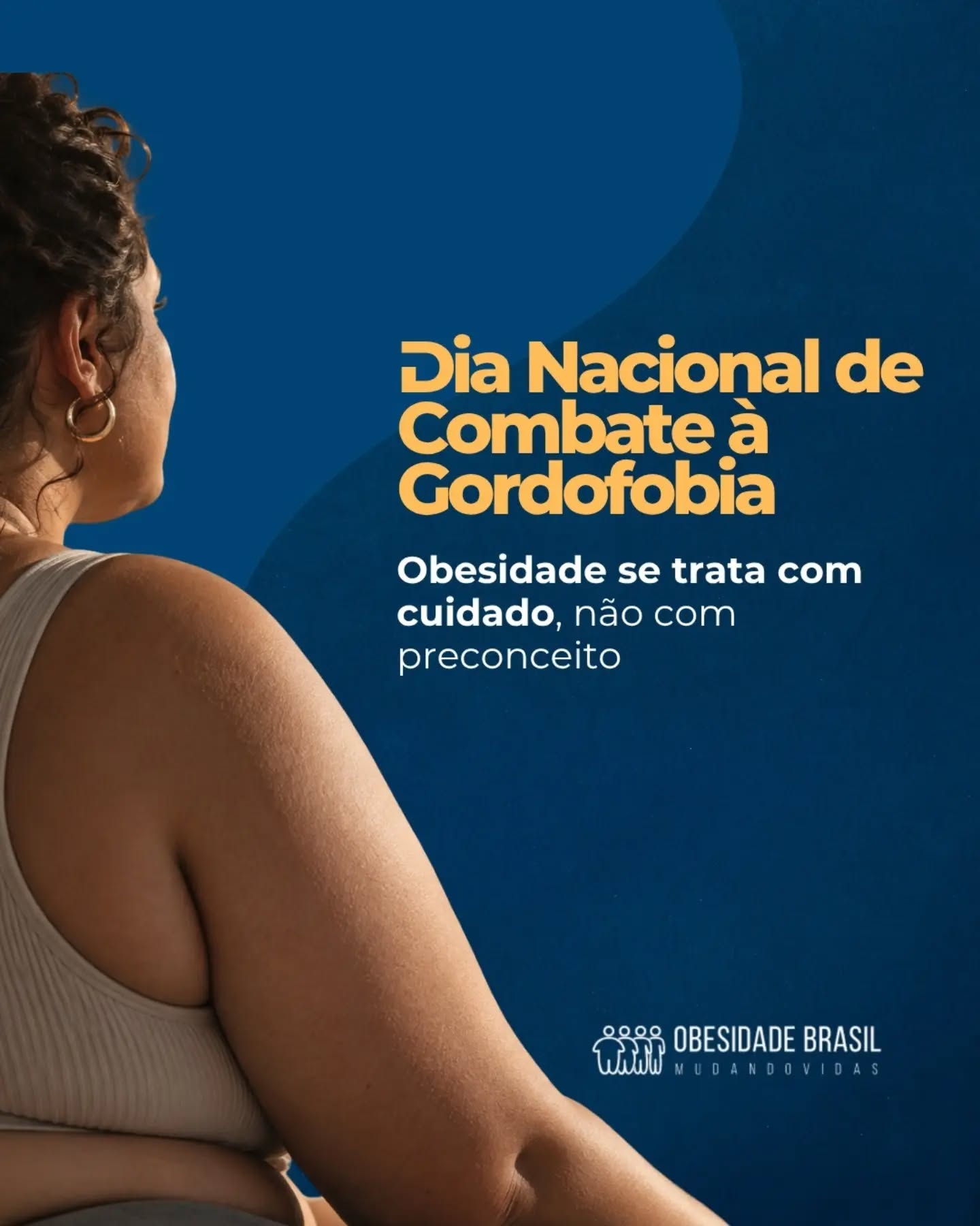 Uma pessoa com obesidade não precisa de julgamentos sobre seu corpo. Não precisa ouvir que lhe falta força de vontade. Não precisa ser constrangida para procurar ajuda. Precisa ter seu direito ao cuidado e ao respeito garantido.
A gordofobia ainda está presente em diferentes espaços da sociedade e pode aparecer de muitas formas: em comentários disfarçados de preocupação, em piadas, na exclusão, na discriminação e também quando o peso se torna motivo para que uma pessoa não seja verdadeiramente ouvida.
Combater a gordofobia não é ignorar que a obesidade é uma doença. É justamente reconhecer que uma doença crônica, complexa e multifatorial deve ser tratada com ciência e cuidado e não com culpa e preconceito.
No Instituto Obesidade Brasil, o enfrentamento ao estigma faz parte da nossa missão. Trabalhamos para ampliar o conhecimento sobre a obesidade, dar voz às pessoas que vivem com a doença e contribuir para que elas encontrem mais acolhimento e respeito na sociedade e também nos espaços de saúde.
Acreditamos que mudar a forma como falamos sobre obesidade também é parte dessa transformação. Porque palavras, atitudes e a maneira como enxergamos o outro podem reforçar o preconceito ou ajudar a combatê-lo.
Neste 10 de setembro, Dia Nacional de Combate à Gordofobia, reforçamos um compromisso que guia nosso trabalho durante todo o ano: O corpo de uma pessoa nunca deve determinar o respeito que ela recebe.