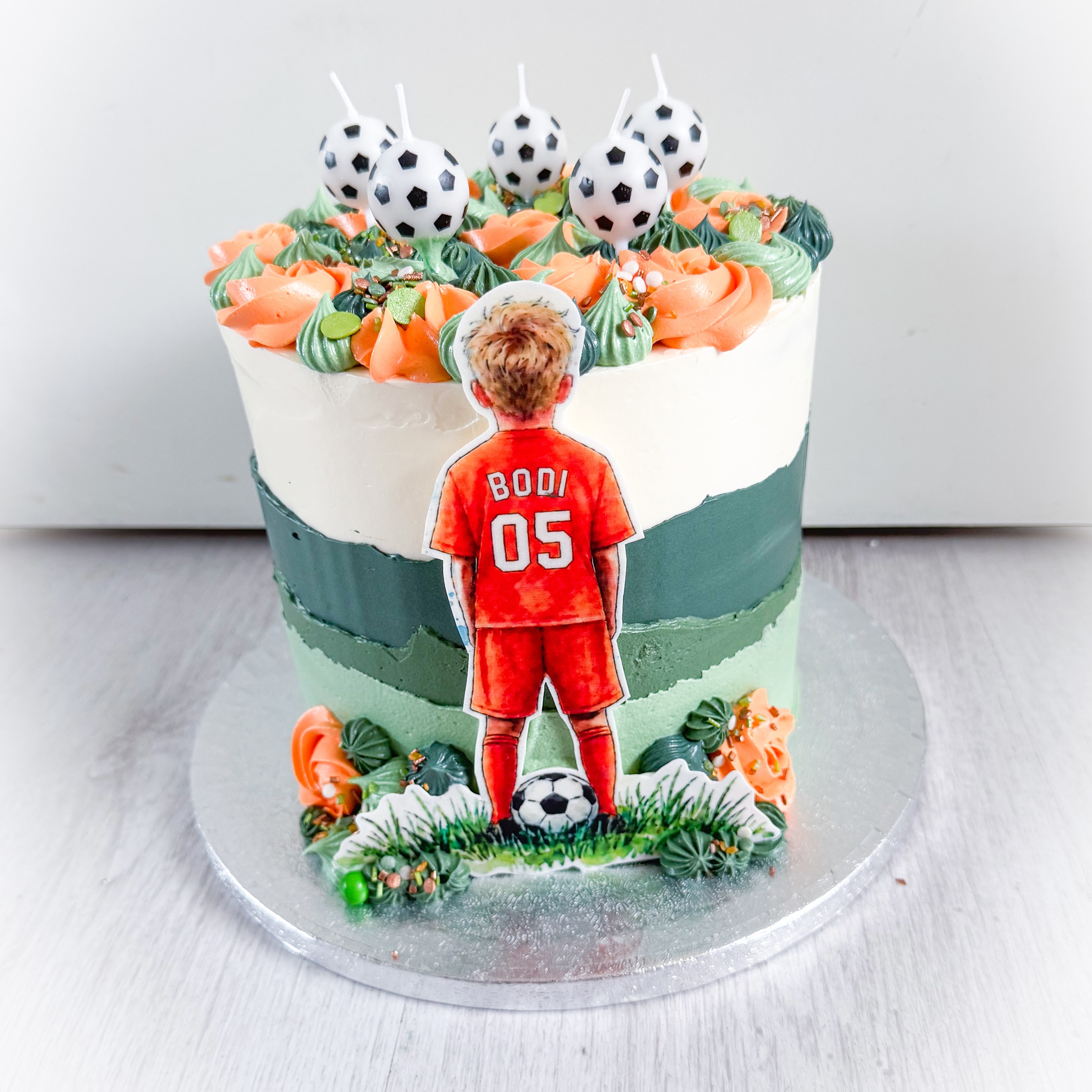 ➡️Swipe voor de complete sweettable
.
Voor mijn neefje mocht ik deze super toffe voetbal sweettable maken! En het leuke van familie is, dat je dan zelf de sweettable ook kan neerzetten, zoals jij het vooraf had bedacht…
.
Het fijne van een sweettable is, dat er voor iedereen wat anders is! Hou je niet zo van de vulling in de taart, kies dan een cupcake met andere vulling
.
#glutenvrijetaart #glutenvrijesweettable #cakemehappy #cakemehappyglutenfree #lovetobakeyouhappy