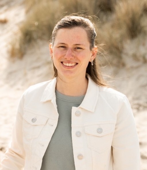Martine in de spotlight! ☺️
Mijn naam is Martine van Dijk en ik woon in Waddinxveen.
Sinds mei 2021 ben ik als verloskundige gestart en ben ik bij verschillende praktijken werkzaam geweest.
Het begeleiden van zwangerschappen, bevallingen en kraambedden blijf ik bijzonder vinden. Mijn uitgangspunt is om zwangerschap en geboorte te zien als een fysiologisch proces. Ik hecht hierbij waarde aan het afstemmen van
jullie persoonlijke wensen en behoeften, omdat ik het belangrijk vind dat zwangeren zich gehoord en gesteund voelen.
Ik ben een trotse moeder van 3 dochters en ben hierdoor veel ervaring rijker wat betreft zwanger zijn en bevallen.
Ik kijk er naar uit om jullie te ontmoeten!
#verloskundige #verloskundigenpraktijk #verloskundigenwaddinxveen #zwangerschap #bevalling