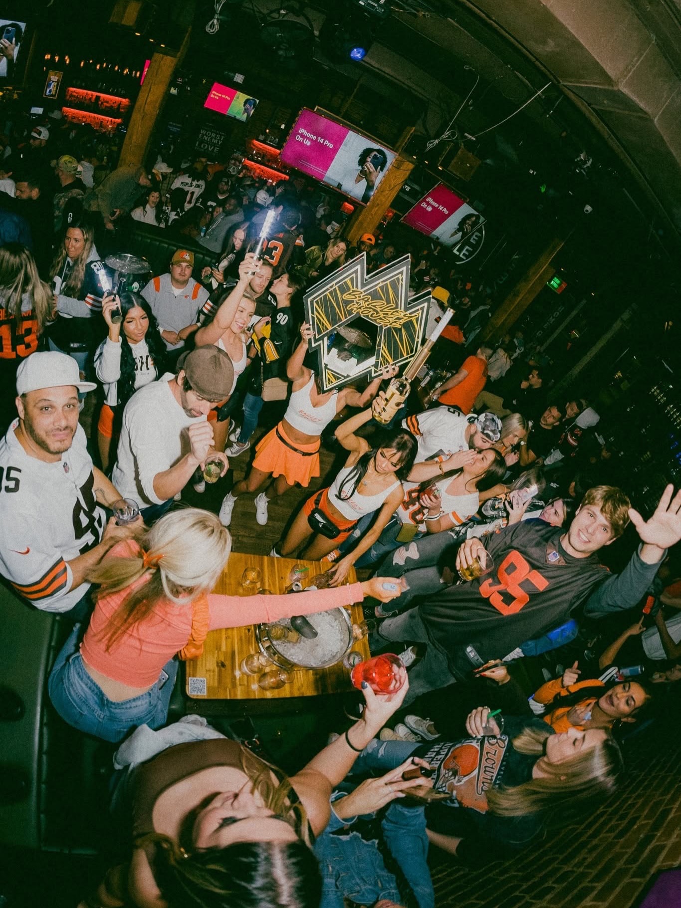 BROWNS ARE BACK 🏈 Join us for the first away game of the season this Sunday — doors at 12, kick at 1. Browns vs Jaguars.
Every away game, all season long:
• $10 1-topping pizzas
• $5 NUTRLS
• $5 SUNCRUISERS
• $25 on your tab = free Plinko chip
HALFTIME:
• Wing eating contest
• The 216 Dice Game — roll a 2, 1, or 6, pick an envelope, walk away with a prize
Plus the SUPER FAN Challenge: whoever shows up to the most away game watch parties all season takes the crown (you’ll win Super Bowl Party Package, FWD 2027 Season Pass, & 4 guardian tickets)
Get here by 12. LETS GO BROWNIES 🧡🤎
#Browns #DawgPound #Cleveland #CLE #barleyhouse