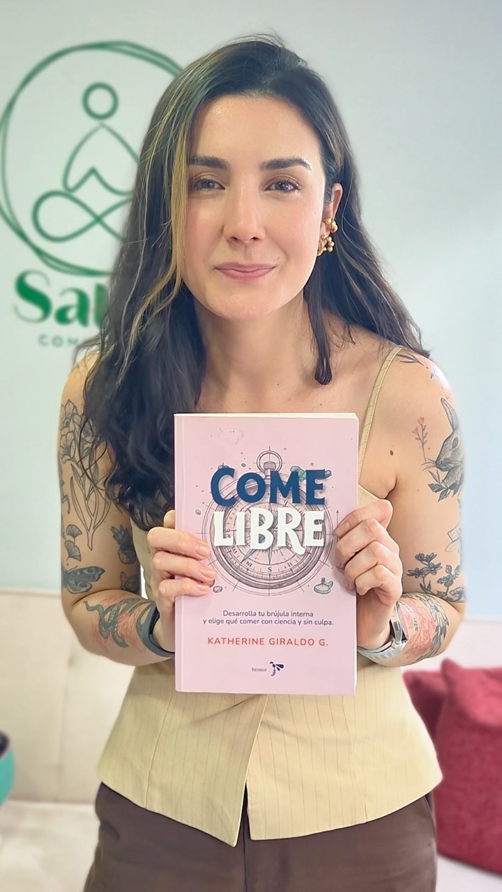 Los comentarios sobre el cuerpo dentro de la familia pueden parecer inofensivos, pero dejan huellas profundas en nuestra relación con la comida, la salud y con nosotros mismos.
De esto también hablamos en Come Libre: un libro para cuestionar lo aprendido, desarrollar nuestra propia brújula y construir una relación más consciente y libre con la comida y el cuerpo.
Este sábado quiero encontrarme con ustedes en la Fiesta del Libro y la Cultura de Medellín. Estaré conversando, compartiendo y firmando libros. 📖
📍 Ojo de Agua Librería – stand 16
Villa de Libros Nuevos, antes del Orquideorama
🗓️ Sábado 12 de septiembre
🕒 3:00 p. m. a 4:00 p.m
Los espero para conocernos y hablar de todo eso que también necesitamos aprender a mirar de otra manera.
#ComeLibre #FiestaDelLibroMedellín #RelaciónConLaComida #ImagenCorporal #AlimentaciónIntuitiva