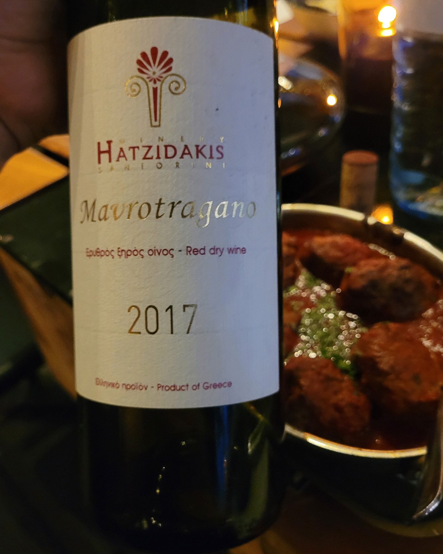Santorini almost lost this black grape – now it's a 15% beast.
Hatzidakis Mavrotragano 2017 – PGI Cyclades | 93/100 🍷
On Santorini, Mavrotragano was all but extinct: a black grape whose name Yiannis Karakasis (@yianniskarakasismw) translates as "crunchy." Producers like organic pioneer @hatzidakis_winery, founded in 1997, dragged it back into a single-varietal red. This one is 100% Mavrotragano off unirrigated vines up to a hundred years old with tiny yields, eighteen months in French oak, bottled unfiltered.
2017 was a hot year here. After a fine spring, late-June heatwaves brought serious sunburn, and anyone who didn't pick early ended up with broad, boozy wines. But from such old, sparse vines a scorcher yields power, not heat. At 15% this is a beast, and you feel the vintage. Cherry, then undergrowth, and with warmth in the glass, mocha. The tannin grips hard and virtually seals the mouth without turning coarse, over a creamy texture, a note of shoe polish, an initial finish that's salty then bloody. Structure, not jam.
For me that's 93 points, and the price keeps pace: I had Argyros's 2017 Mavrotragano at 90+, and the Hatzidakis 2017 is already sold out. Mature 2014 and 2015 bottles run about 130-137 euros in specialist shops, the current release around 65-75.
More in our database of more than 500 Greek wines at griechische-weine.info.
Save this for the next time you're after a Santorini red.
#GreekWine #WinesOfGreece #Santorini #Mavrotragano #OldVines