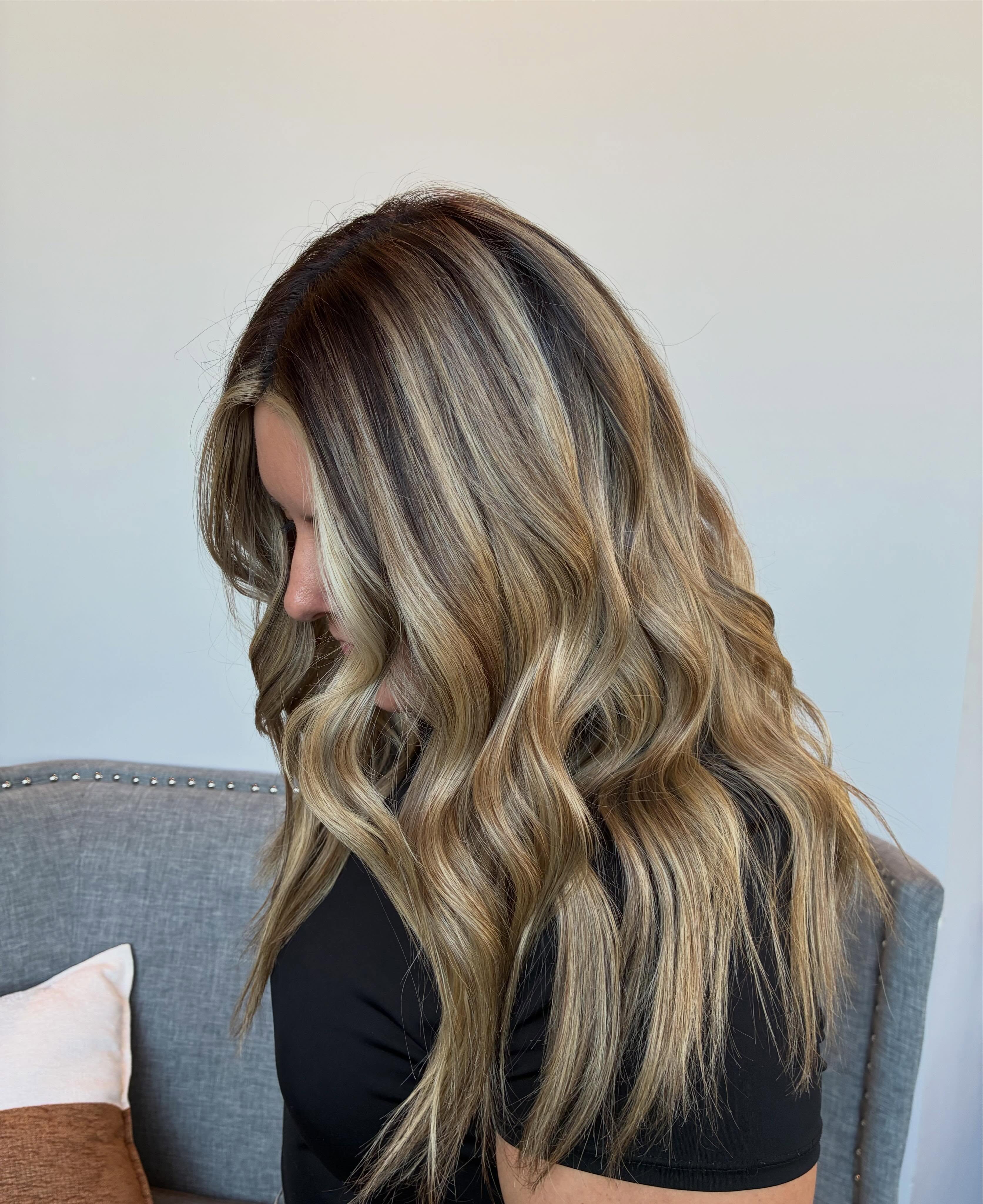 Full highlight refresh ✨ Soft, dimensional blonde with a seamless blend and all the brightness in the right places🤎
•
•
Stylist - Sammie Jo
A little behind the scenes 🤍