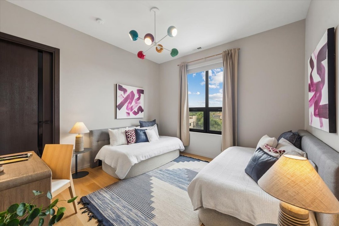 Seeing double in this bright and cheery secondary bedroom — dual daybed/lounge setups + a study space to make this room extra functional 👯 #chicago #chicagorealestate #havenhomestager #chicagohomestaging #stagingworks #stagingsells #staging #homestaging