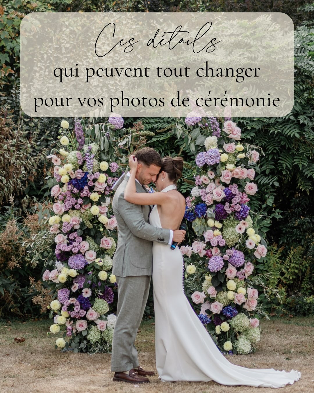 Une cérémonie de mariage réussie, ce sont ces petits détails auxquels on ne pense pas toujours, mais qui font toute la différence sur vos photos.
Du placement des assises à la décoration florale, des enceintes du DJ jusqu’à la position de votre officiant, chaque choix compte.
En tant que photographe de mariage, mon rôle est aussi d’anticiper ce qui peut faire une vraie différence sur vos images.
Si vous avez une wedding planner, c’est avec elle que tout cela sera coordonné. Sinon, je garde un œil pour vous sur ces points.
C’est ce niveau d’attention qui me permet de proposer une photographie haut de gamme à des couples qui veulent une réelle expérience et des photos soignées.
Je suis Aline Largenton, Photographe de mariage en Normandie, Pays de Loire et à Paris.
#photographemariagenormandie #weddingphotographernormandy #photographemariageparis #parisweddingphotographer #ceremonielaique