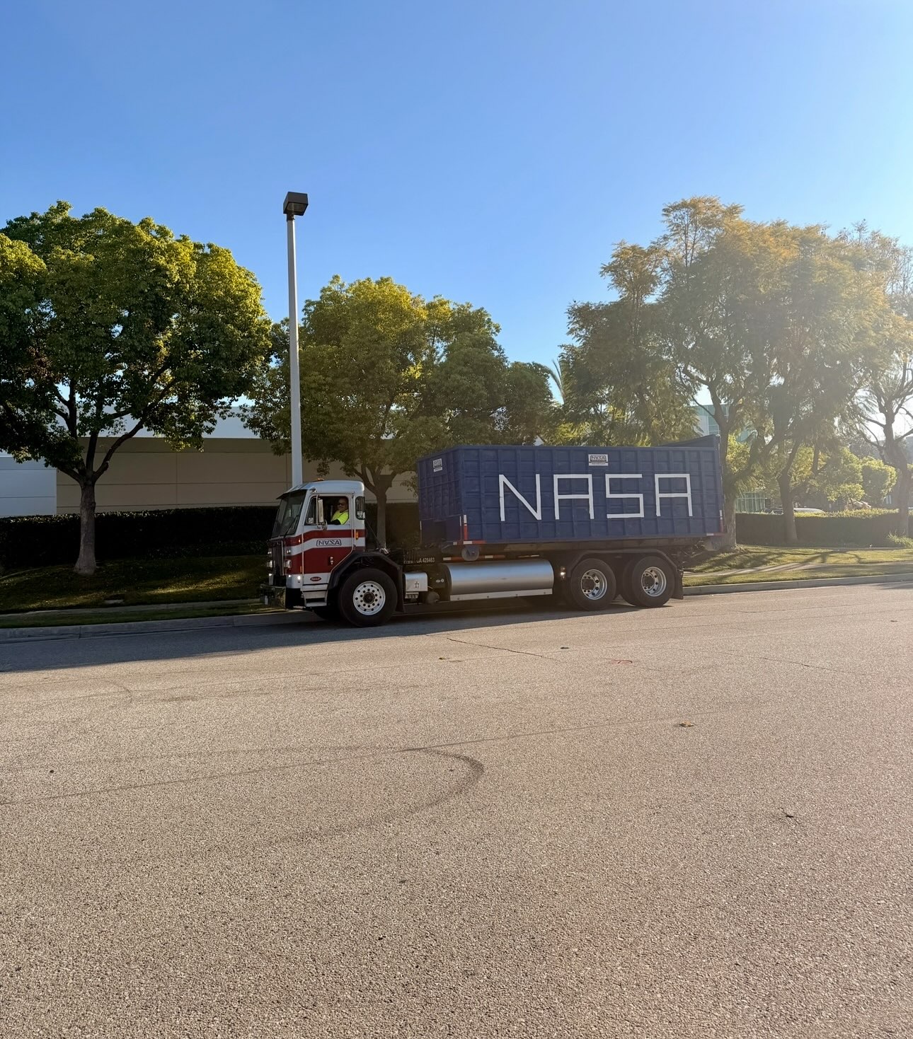 Swipe to drop the 40 ➡️ Built for the jobs that don’t fit in a trash can. 🚛
Our 40-yard dumpsters are made for the big cleanouts, construction debris, and high-volume jobs that need serious capacity.