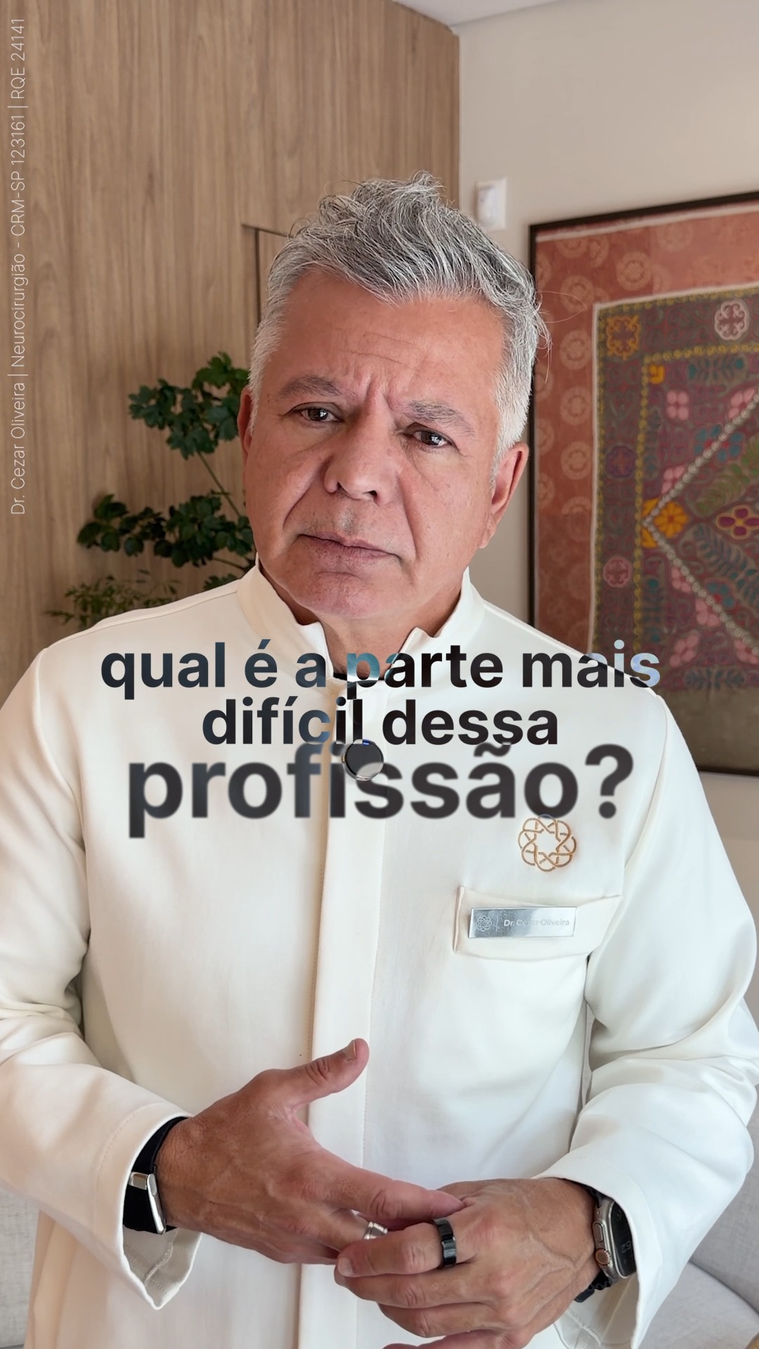 O maior desafio da medicina nem sempre está no diagnóstico ou na cirurgia. Está em compreender o sofrimento de quem está diante de nós.
Cada paciente traz uma história, seus medos e uma família que também precisa de acolhimento. Cuidar exige escuta, sensibilidade para comunicar e presença para caminhar junto durante o tratamento.
A maturidade nos ensina a acolher melhor. Mas esse aprendizado nunca termina: entender o que o outro sente é parte essencial de ser médico.
#DrCezar #MedicinaHumanizada #Empatia #Acolhimento #CuidadoComOPaciente #MedicinaComPropósito