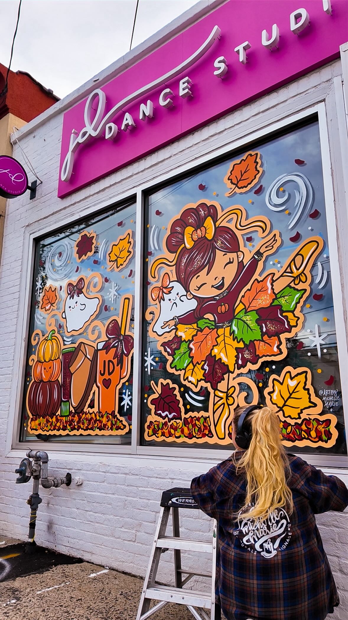 Back to school & back to dance 💃🏼🍁 @jddancestudioli 🧡
•
•
•
#windowpainting #windowartist #halloweenwindows #longislandwindowartist #fallwindows
Hand painted windows | Long Island window art