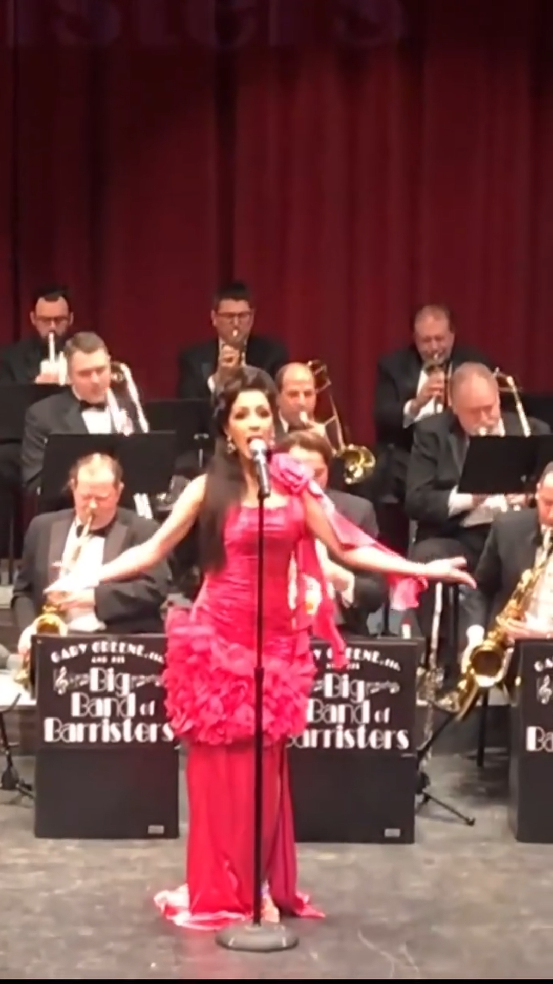 🎶✨ "A-Tisket, A-Tasket."
A little Ella Fitzgerald joy to carry you into the weekend. This one always makes me smile from the very first note.
Who else loves a jazz classic?
xo, Roxy Darr 💋🌹
#EllaFitzgerald #ATisketATasket #LiveVocals #SingingCover #Vocalist