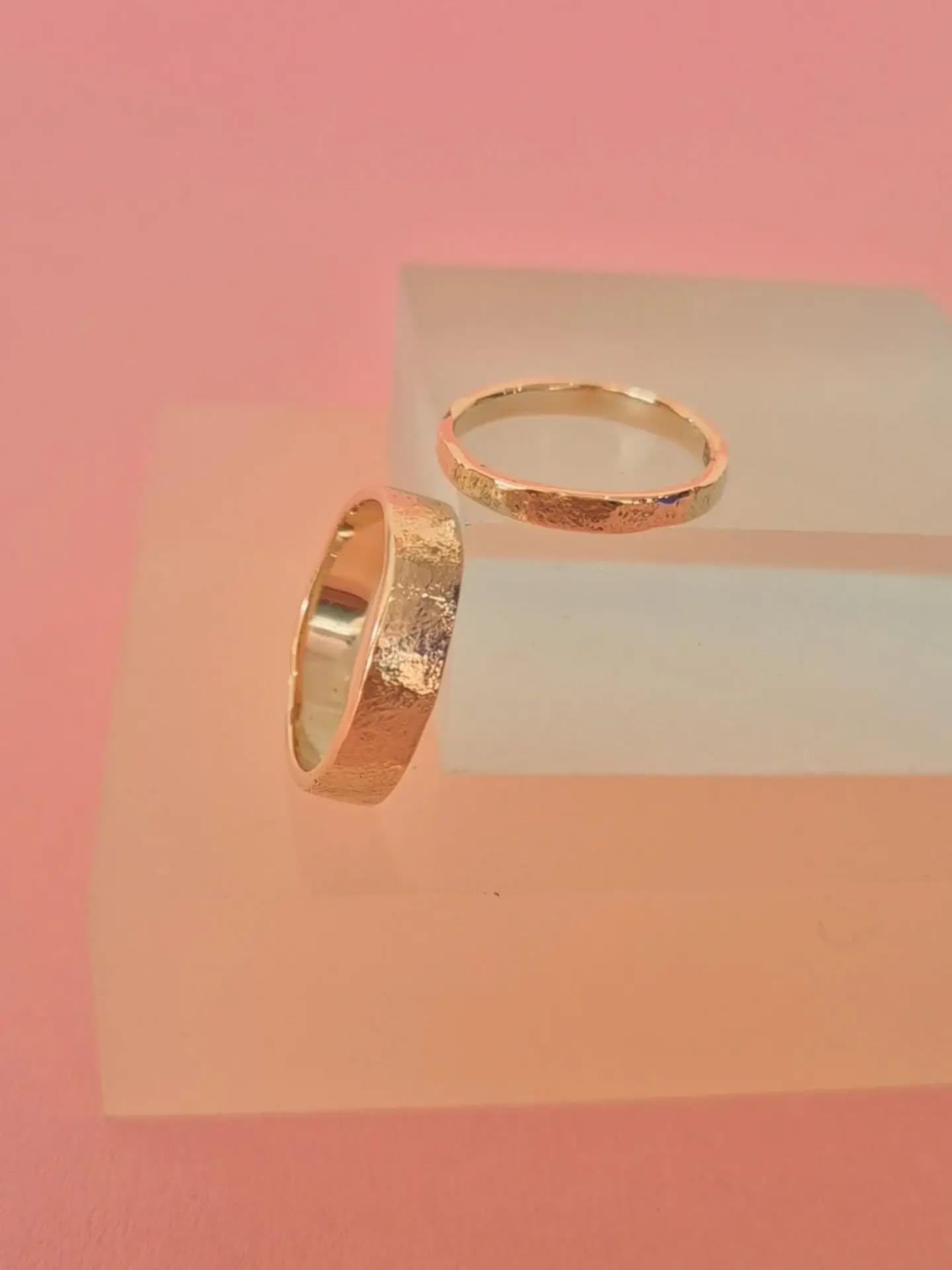 ENGRAVING
Set of yellowgolden weddingrings! Hers is made from her grandmothers jewelry 😍
And check out the second slide for the unique engraving. I thought this one is so sweet! She is from the UK, he is Dutch and it's their own handwriting. 🩷
Want to discover the possibilities to create your own unique weddingrings? Book an appointment without obligations through the link in bio and we will get together!
