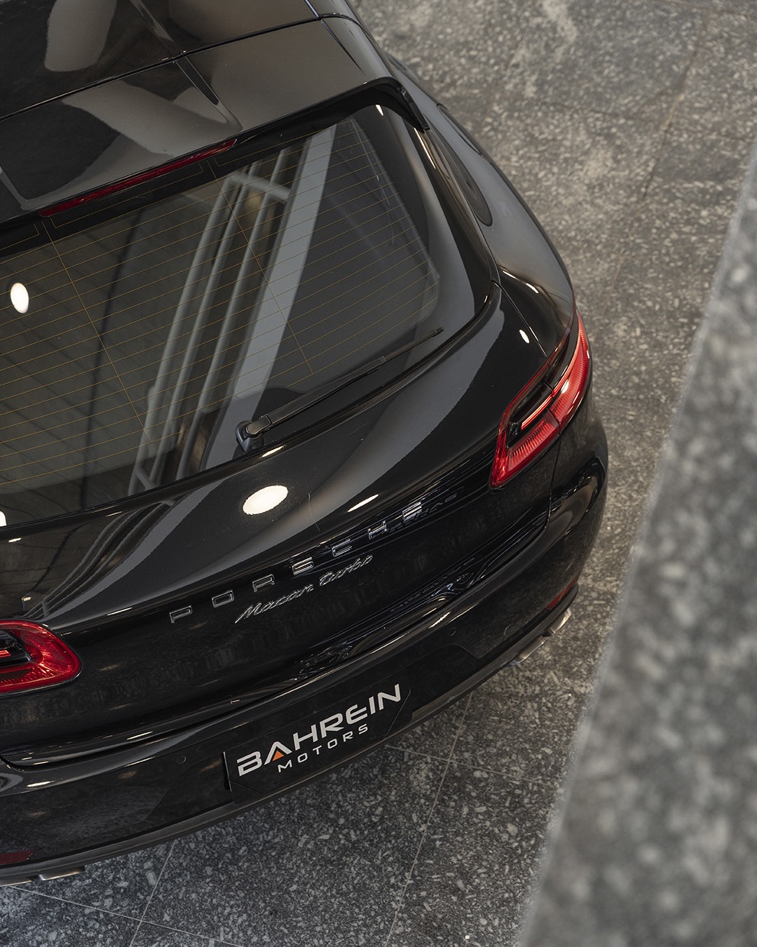 2017 Porsche Macan Turbo
Na formação original da primeira geração do Macan, a versão Turbo ocupava o topo da linha. Seu motor 3.6 V6 biturbo desenvolve 400 cv e 550 Nm de torque, transmitidos às quatro rodas pelo câmbio PDK de sete velocidades e pelo sistema Porsche Traction Management.
O Pacote Sport Chrono altera as respostas do motor e do câmbio, além de reduzir a aceleração de 0 a 100 km/h para 4,6 segundos. Já o PASM controla eletronicamente a carga dos amortecedores conforme o modo selecionado.
Esta unidade combina bancos Adaptive Sport de 18 vias, rodas 911 Turbo Design e cintos na cor Garnet Red.
Blindagem Leandrini
Vidros AGP B33
• 2017/2017
• 41.580 km
• 3.6 V6 biturbo 400 cv
• Torque de 550 Nm
• Câmbio PDK de dupla embreagem e 7 velocidades
• Tração integral Porsche Traction Management
• Ar-condicionado automático digital de três zonas
• Bancos dianteiros Adaptive Sport com ajustes elétricos de 18 vias e memória
• Porsche Communication Management com navegação
• Teto solar panorâmico translúcido blindado
• Porsche Active Suspension Management
• Cintos de segurança em Garnet Red
• ParkAssist dianteiro e traseiro
• Rodas 911 Turbo Design de 21”
• Sistema de som BOSE Surround
• Porta-malas de 500 litros
• Interior em couro preto
• Controle de cruzeiro
• Pacote Sport Chrono
• Placa final 4
• Faróis de LED
• Câmera de ré
• Gasolina
R$ 329.700,00
Acesse o link na bio e consulte todos os detalhes deste Porsche Macan Turbo.
(11) 97759-1000
#BahreinMotors #Porsche #PorscheMacan #MacanTurbo #CarrosBlindados