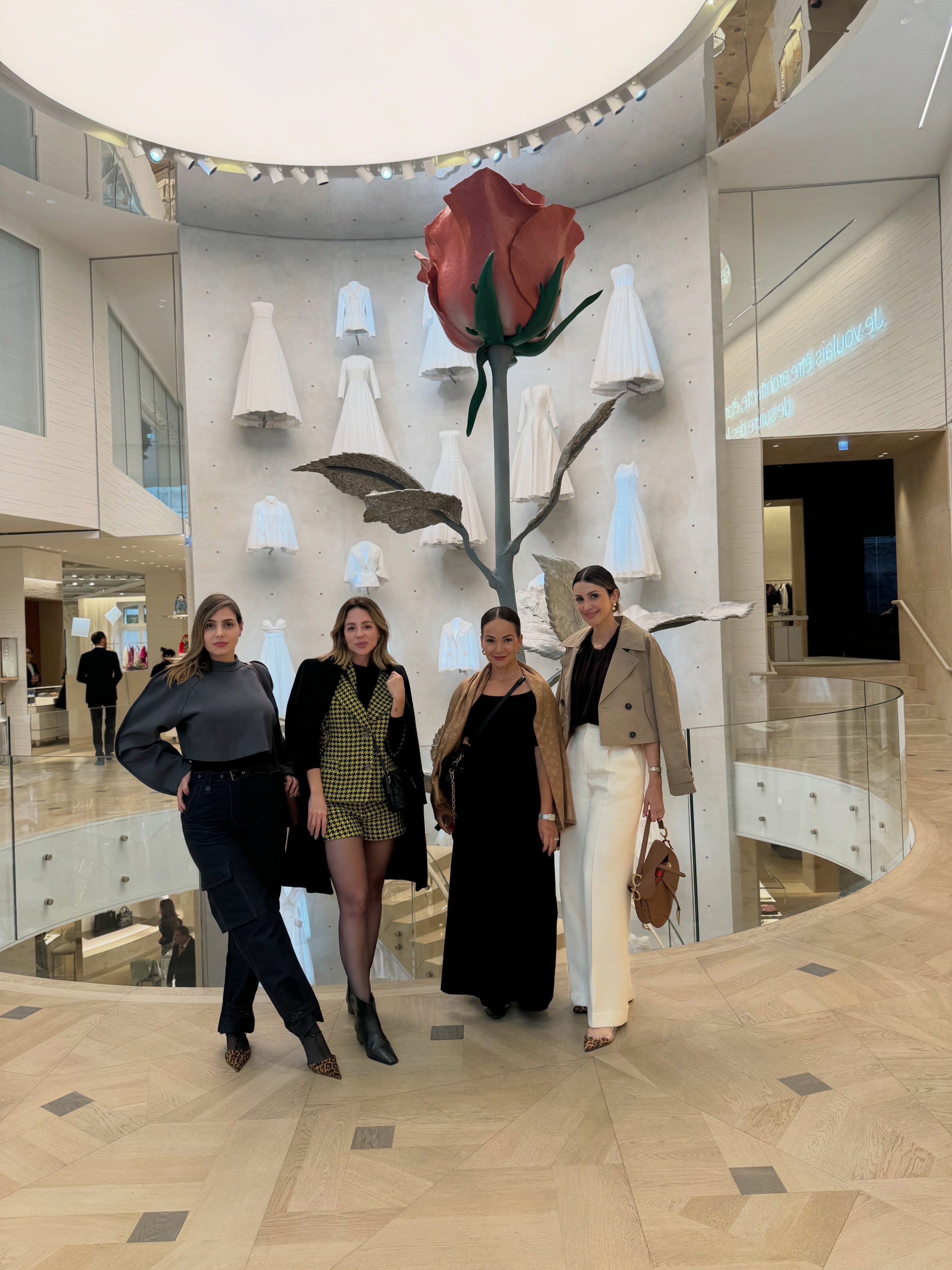 Neste dia, há dois anos, encerrávamos nosso primeiro curso com o @passaportefashionista. Desde então, foram quatro cursos, muitos aprendizados, sonhos compartilhados e momentos que guardarei com imenso carinho no coração.
Essa trajetória representa muito mais do que conhecimento e crescimento profissional. Ela foi construída a partir de encontros que transformaram, trocas que inspiraram e amizades especiais que tornaram cada etapa mais leve, bonita e significativa.
Algumas pessoas chegam e deixam marcas que levamos para a vida inteira. Sou profundamente grata por cada encontro, cada conversa, cada aprendizado e por tudo o que construímos juntas ao longo desse caminho. Que alegria olhar para trás e perceber o quanto crescemos não apenas profissionalmente, mas também como pessoas. 🫶🏼