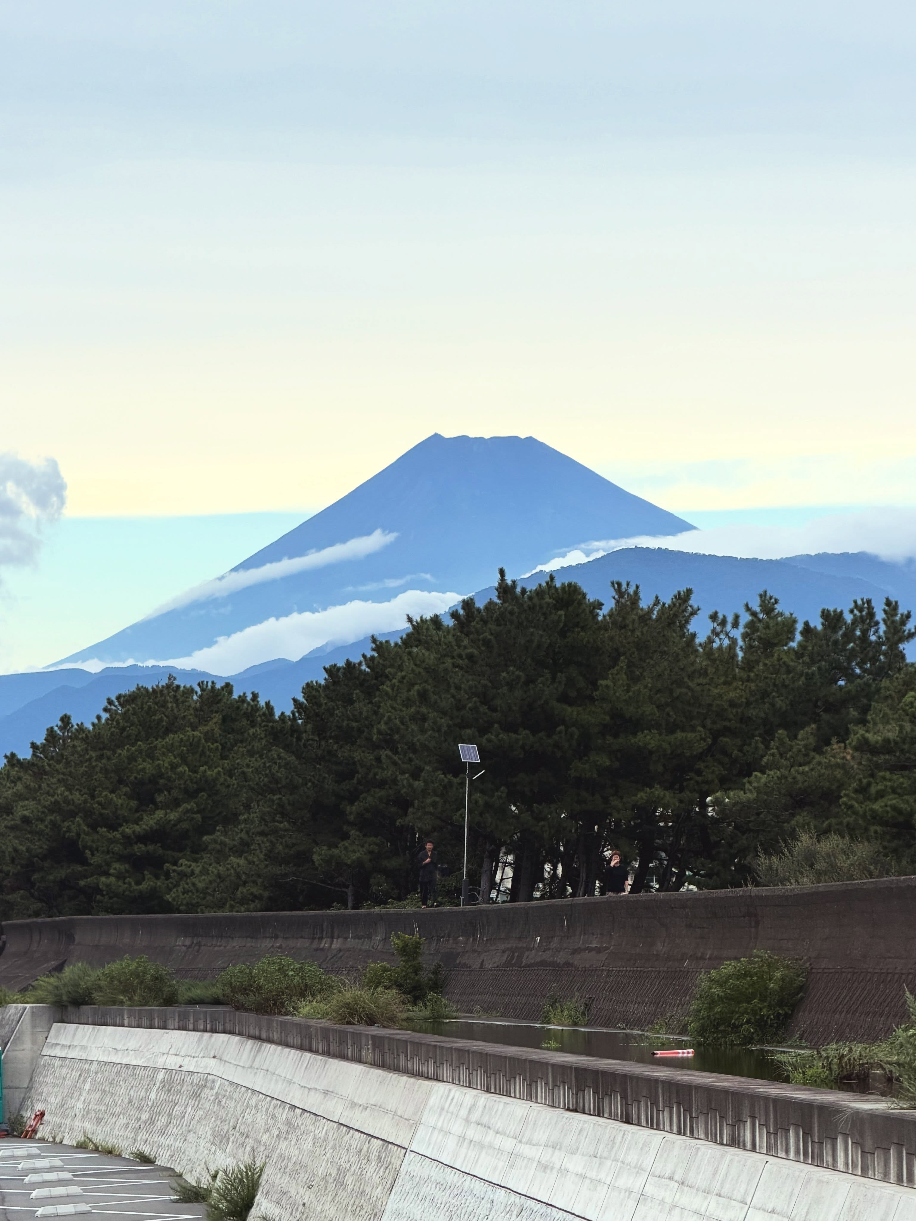 お久しぶりの投稿となりました!
季節の空気も一気に変わり、季節の移り変わりを感じる今日この頃。
皆さま、お元気にお過ごしでしょうか?
ここ最近は、各地で厳しい気候による被害が続いており、
今もなお予断を許さない状況の中で過ごされている方々もいらっしゃることと思います。
被害に遭われた皆さまが、どうかご無事でありますように。
そして、一日も早く穏やかな日常を取り戻せますよう、心よりお祈り申し上げます。
さまざまな出来事が各地で起こる今、
普段から備えておくことや、日頃の訓練の大切さを改めて感じます。
こちらは今のところ無事に営業を続けることができていますが、
こうしていつも通りの日常を過ごせることは、
決して当たり前ではないのだと、改めて感じます。
本当にありがたいことですね。
そして、こんな時だからこそ、
被災されている地域の方々のために、自分にも何かできることはないだろうかと考えます。
支援の形は人それぞれですが、
誰にでもできることのひとつが「祈ること」ではないかなとおもいます。
ほんの少し時間が空いた時に
たとえば
現地の方々の無事を願い、
一刻も早く平穏な日々が戻ることを願う。
その祈りも、遠くにいる誰かへ送ることのできる、
ひとつの応援の形じゃないかなと思います。
一人ひとりの想いは小さく見えるかもしれませんが、
多くの人が誰かの無事や平穏を願う気持ちは、
大きな力になっていくのではないかなとおもいます。
無理をする必要はないですし、
もちろん、ご自身の心や時間に余裕のある時で大丈夫なんじゃないかなぁと。
もしふと思い出したりニュースなどで目にした時には、
被災された地域の皆さまへ、そっと平穏への祈りを送ってみてくださいね。
一日も早く、安心して過ごせる日々が戻りますように🌼
#災害への備え
#平穏を願って
#祈りの力
#日々に感謝
#一日も早い復興を