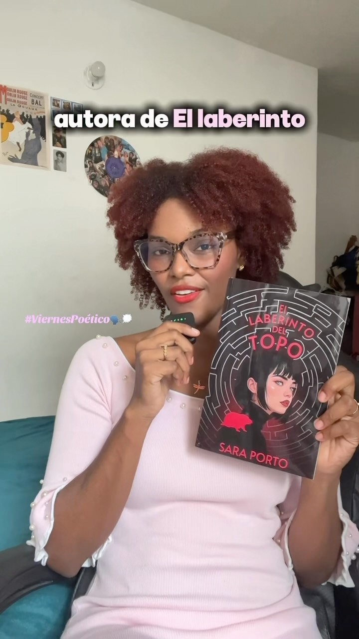 #viernespoético💖
👏🏽👏🏽Nuestra invitada de hoy es Sara
Porto, autora cartagenera, conocida por sus novelas Guardianes de lo sagrado y El laberinto del topo, obras que exploran la fantasía urbana y el thriller psicológico.
📖Sara, además de escribir, promueve la literatura en ferias del libros y espacios culturales, consolidando una comunidad de lectores dentro y fuera de Colombia.
👌🏽Si aún no la has leído, te invitamos a leerla.
Gracias por la inspiración:
@saraportoh y @saraportobooks 💐
#SaraPorto
#recomendacionesdelibros
#escritorascartageneras💜