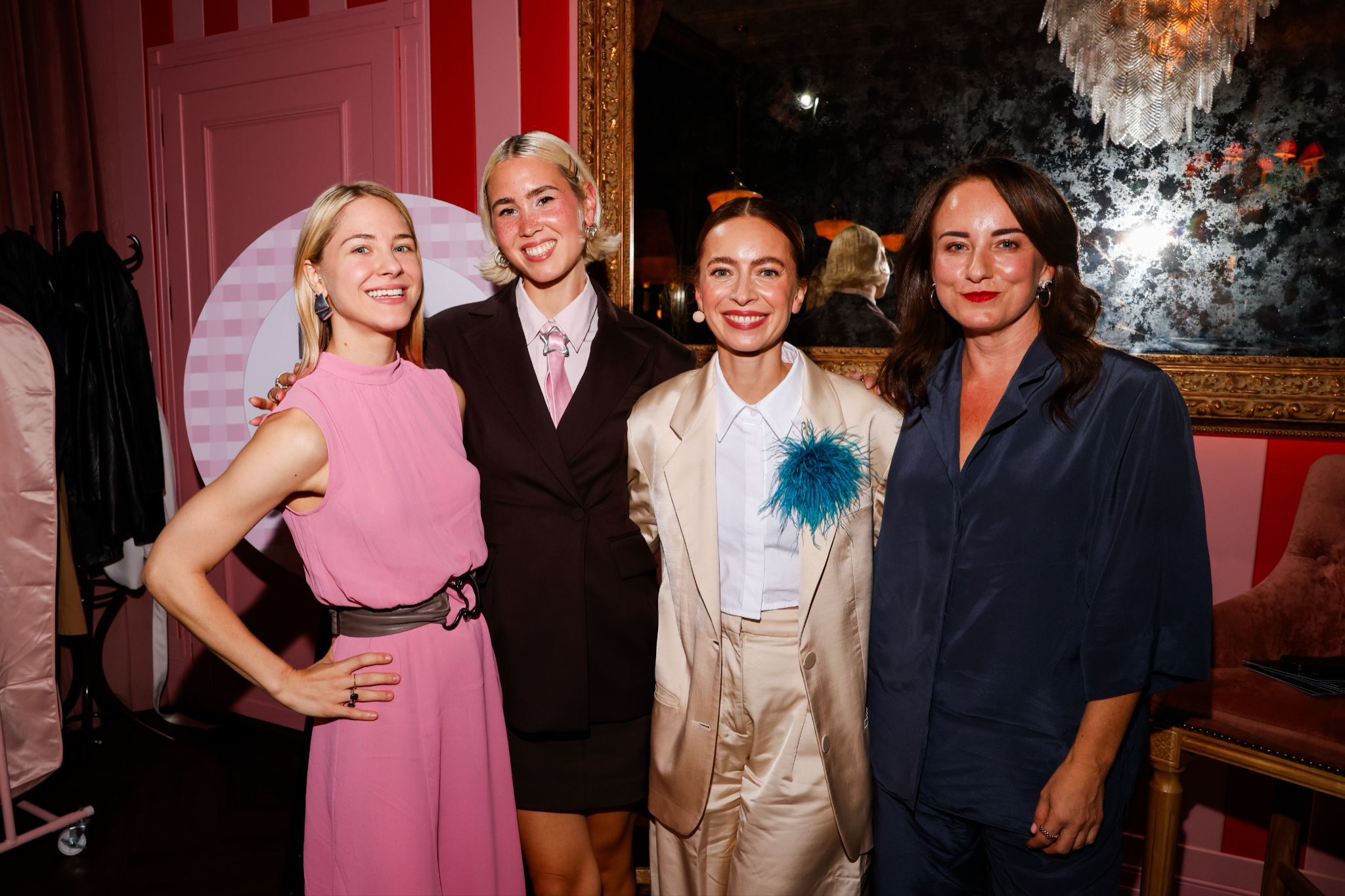Herzlichen Dank an unsere tollen Speakerinnen @bianca_hauda, @dorometasch, @dianazurloewen, @saraheartmann und @agnes.a.rode, die uns Donnerstagabend so wichtige Impulse zum Thema Finanzierung, Bauen und Gestalten von Immobilien mitgegeben haben ✨ 🏠 💖
Fotos: Franziska Krug | Getty Images
#WomenBuildingSpaces #Frauen100 #WomenInInterior #WomenInRealEstate