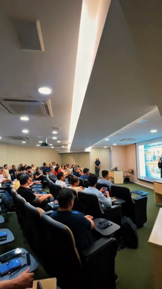 Quem se prepara antes, sai na frente! 📊🚀
A Contarf Contabilidade promoveu um encontro especial com seus clientes no Iguatemi Empresarial para falar sobre a Reforma Tributária, esclarecer dúvidas e compartilhar informações importantes sobre as mudanças que estão por vir.
A partir de janeiro de 2027, novas etapas da Reforma Tributária começam a impactar diretamente as empresas. Entender essas mudanças com antecedência será fundamental para tomar decisões mais estratégicas, evitar surpresas e identificar novas oportunidades.
💡 Mais do que entender a legislação, é preciso saber como ela pode impactar o seu negócio.
Empresas que se antecipam e se preparam podem transformar conhecimento em diferencial competitivo diante do mercado.
Na Contarf, nosso compromisso é ajudar você a entender o cenário e preparar sua empresa para o futuro. 🤝💙
#ContarfContabilidade #ReformaTributária #PlanejamentoTributário #GestãoEmpresarial #DiferencialCompetitivo