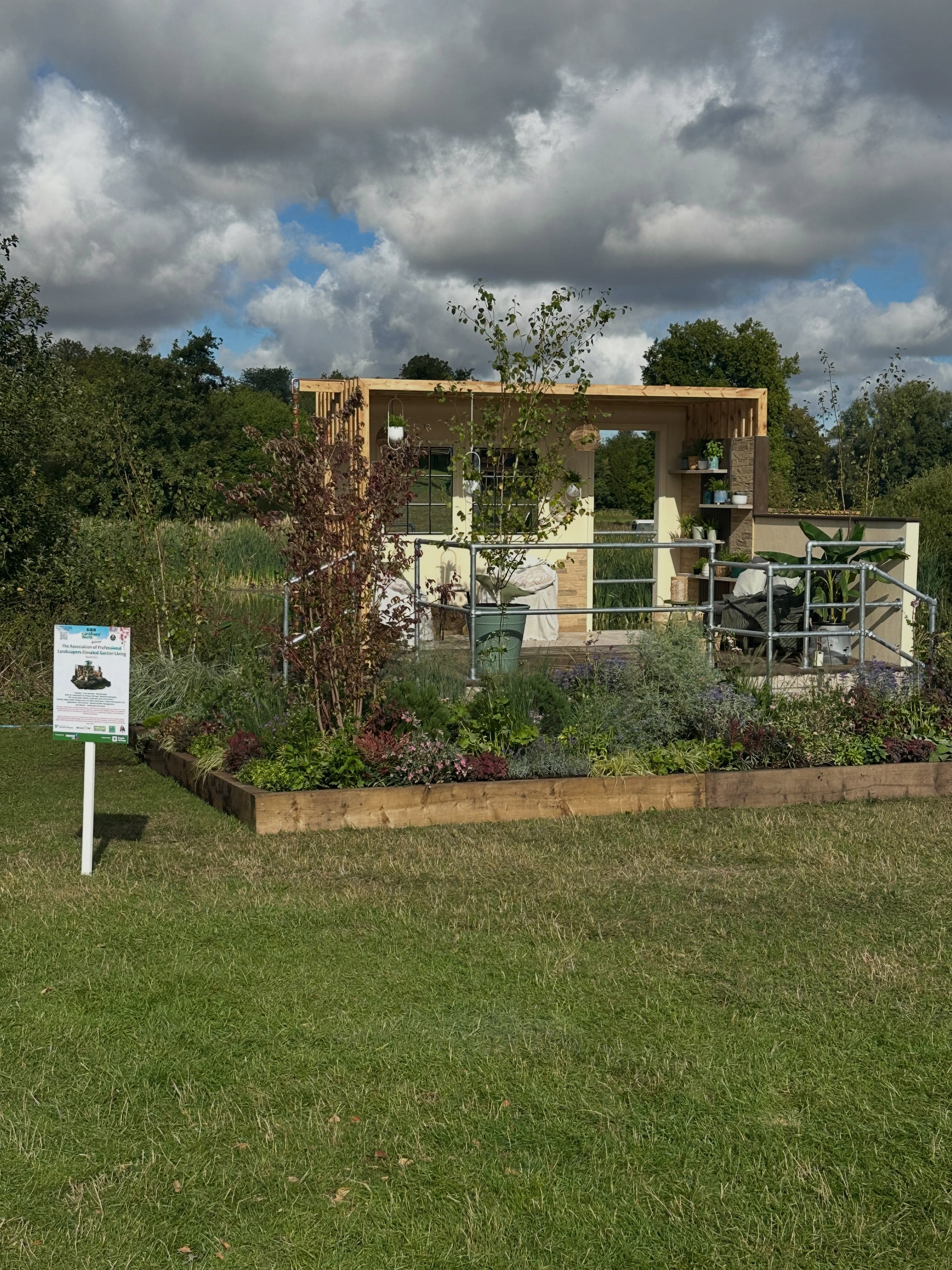 🍏 A Platinum Award and Best Showcase Garden! Thrilled and very proud to be part of such a great team. A real credit to the industry and an inspiring group of talented individuals. @designscape.uk @landscapesbydesign @tkelandscaping @holland_landscapes @cordes.hort.ltd @jacqandwillslandscapes @apl_news @bbcgwlive @premier_plantsuk #showgardens #gardendesigneressex
