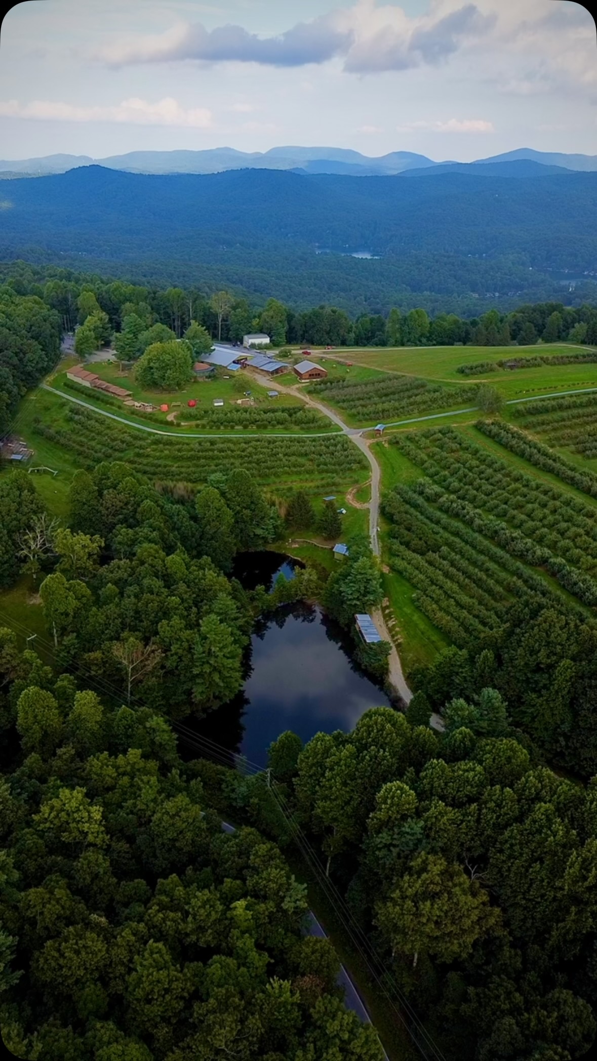 Good morning from Sky Top (from above!) 🌞 It’s going to be a beautiful weekend and we can’t wait to welcome you to our mountaintop 🍎
We’re open from 9-6 to enjoy all of the scenic mountain views, freshly picked apples, donuts and so much more!