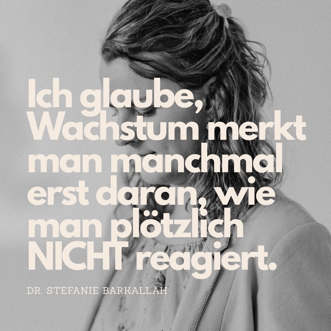 Ich war hier ein paar Wochen ziemlich still.
Nicht, weil nichts passiert ist. Eher im Gegenteil. Gerade verändert sich bei mir unglaublich viel. Alteslöst sich, Neues entsteht und manches davon kann ich selbst noch gar nicht richtig benennen.
Aber eine Veränderung spüre ich sehr deutlich. Zwischen dem, was passiert, und meiner Reaktion darauf ist plötzlich mehr Raum. Dieser kleine Moment, in dem ich merke: Okay. Das macht gerade etwas mit mir. Und dann muss ich trotzdem nicht sofort handeln.
Ich muss nicht sofort antworten oder mich erklären oder sofort eine Lösung finden. Manchmal lasse ich das Gefühl einfach kurz da sein und entscheide erst danach, was ich damit machen möchte.
Eines meiner Lieblingszitate begleitet mich schon lange:
„Zwischen Reiz und Reaktion liegt ein Raum.“ Früher mochte ich den Gedanken daran. Heute glaube ich, dass ich langsam verstehe, wie sich dieser Raum anfühlt. Und vielleicht ist das gerade eine der größten Veränderungen überhaupt: Ich kann nicht bestimmen, was von außen kommt. Aber immer öfter kann ich entscheiden, was ich daraus mache. Das fühlt sich ziemlich gut an.
Kennt ihr diesen Moment, in dem ihr plötzlich merkt: Wow. Darauf hätte ich früher ganz anders reagiert?
Alles Liebe
Steffi 🧡
#Resilienz #Selbstregulation #Nervensystem #PersönlicheEntwicklung #Stressbewältigung