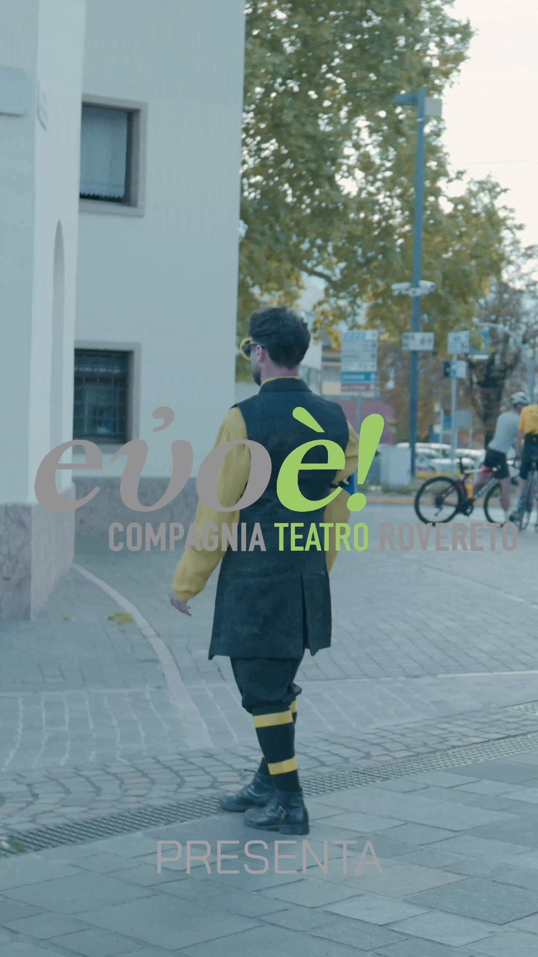 Incontrarsi per strada? Eliminato. Un caffè al bar? Impossibile. L'umanità dell'incontro con i bottegi di fiducia? Persa per sempre.
Nel futuro, tutto questo è una rarità. Ma oggi possiamo scorprirlo con lo spettacolo 𝗜𝗹 𝗳𝗶𝗹𝗼 𝗱𝗲𝗹𝗹𝗮 𝘁𝗿𝗮𝗱𝗶𝘇𝗶𝗼𝗻𝗲 𝗻𝗲𝗹𝗹𝗮 𝗰𝗶𝘁𝘁𝗮̀ 𝗮𝘇𝘇𝘂𝗿𝗿𝗮 che va alla scoperta delle botteghe storiche di Pergine
📆 19 e 26 settembre 2026
📍Partenza ore 17.00 dal Teatro Comunale di Pergine
🎭 Regia e drammaturgia Maura Pettorruso con Elisa Salvini, Emanuele Cerra, Giulio Macri
🎟️ 8€ (prezzo unico) su www.teatrodipergine.it - T. 328 9344205/3487774535 - info@evoeteatro.it
